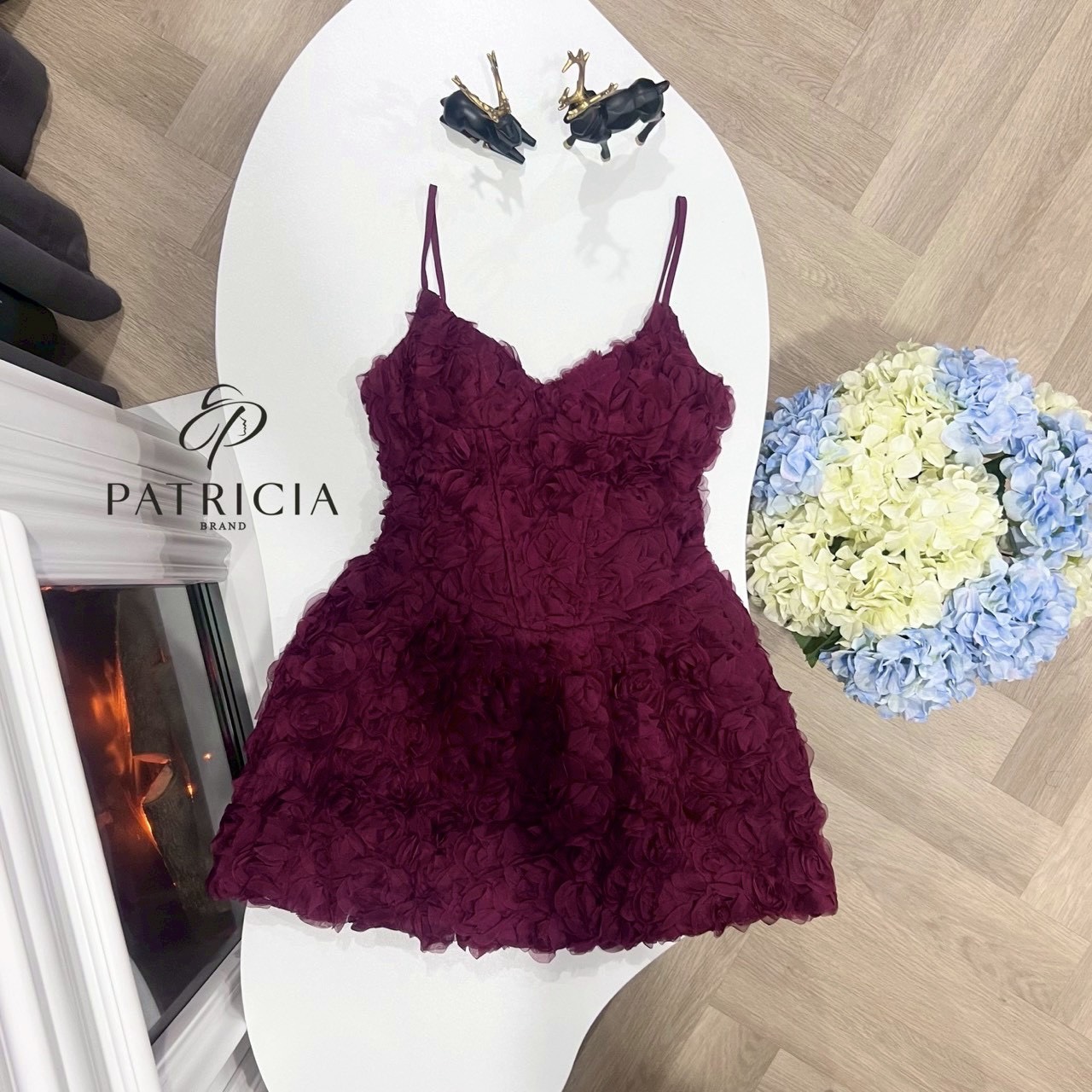 เดรสดอกไม้ 3D🌺 เดรสสีแดงชุดนี้จะใช้ผ้าลายดอกไม้ 3D เนื้อนิ่ม ไม่คัน เป็นเดรสทรงเข้ารูป ทรงสายเดี่ยว ตรงสายสามารถปรับระดับได้ อกมีฟองน้ำเย็บติดอย่างดี