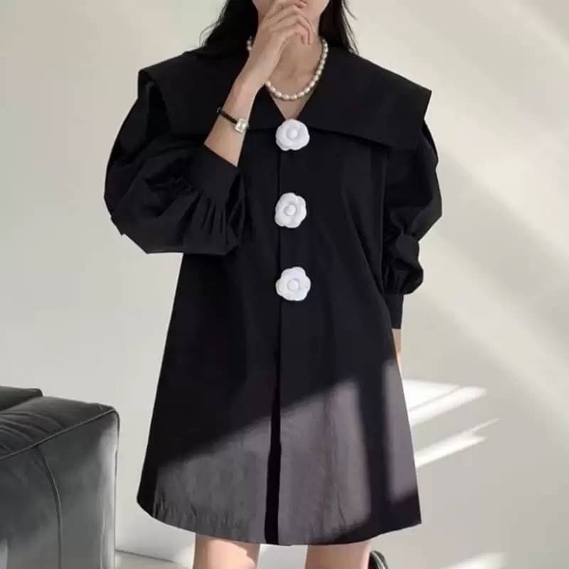 :เดรสปกบัวแขนยาวจับจีบ กระดุมซ่อนทบติดด้วยเข็มกลัดดอกไม้