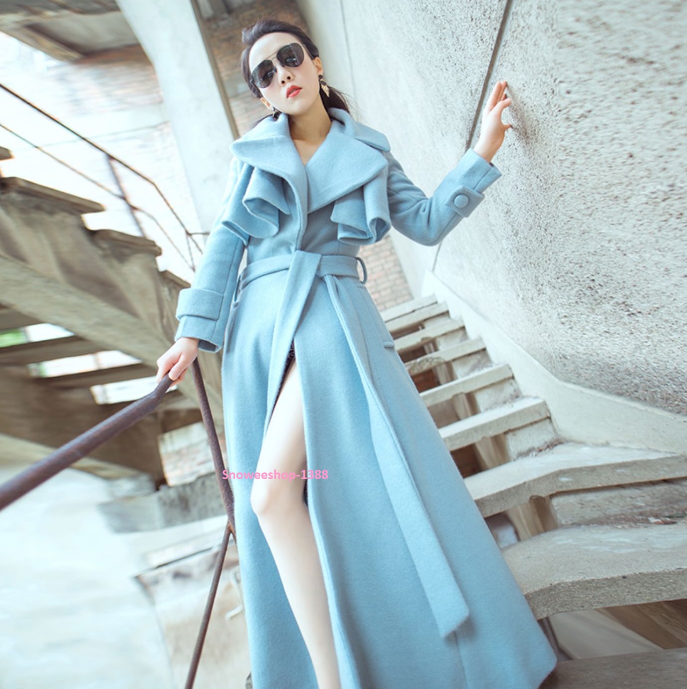 ชุดโค้ทหรูหราสไตล์ยุโรป โค้ทสีฟ้าผ้าแคชเมียร์ทอหนาแต่งปกบานริ้วพร้อมสายคาดเอวทรงสลิมเข้ารูปใส่แล้วผอม เพรียว