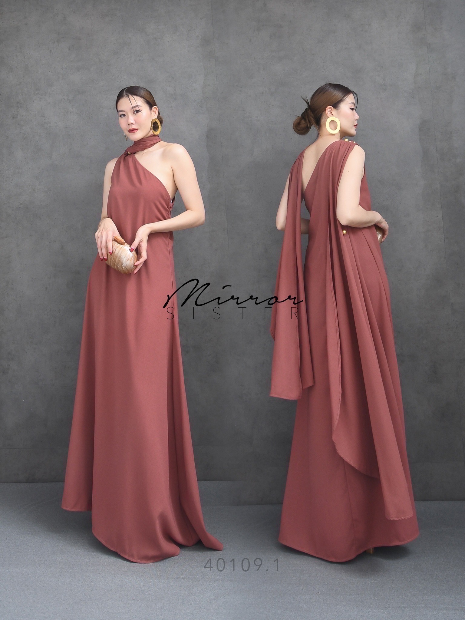 MiRRoRSiSTER's LaPLeX MaXiDReSS•• แมกซี่เดรสแขนกุดไหล่เดียว แพทเทรินทรงสวยมากทรงAปล่อยยาว มีดีเทลหางยาวสามารถนำมาพันที่คอหรือจะปล่อยไปด้านหลังก็สวยเก๋ ช่วงไหล่แต่งกระดุมมุกสีทอง เนื้อผ้าดีทิ้งตัว ใส่สวยหรูให้ความลัคชูว์แน่นอน