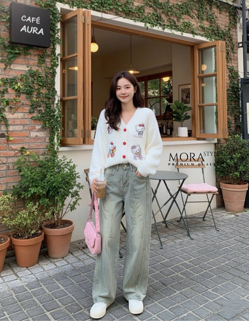 เซ็ต 2 ชิ้น เสื้อไหมพรมแขนยาวแต่งลายน้องคิตตี้น่ารัก กระดุมด้านหน้าใช้งานได้จริง มาพร้อมกับกางเกงยีนส์เอวสูงขากระบอก แต่งเปื้อน เย็บแต่งนูนๆๆ แต่งดีเทลกระเป๋าตรงปลายขา ใส่แมทช์น่ารักมากค่ะ