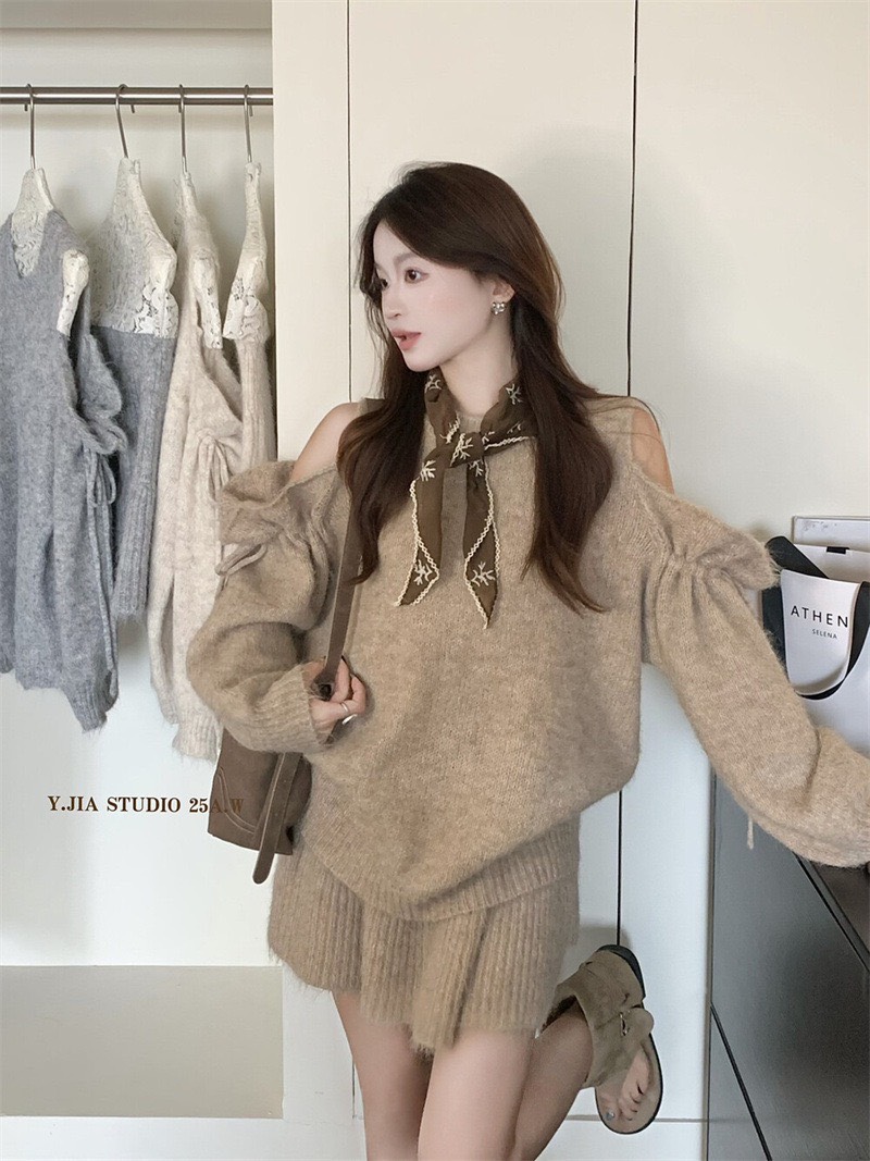 เซท2 ชิ้น เนื้อผ้าไหมพรม ขนฟูๆนิ่มๆ เสื้อแขนยาวเปิดไหล่ แต่งเชืาอผูกโบว์ มาคู่กับ กระโปรง