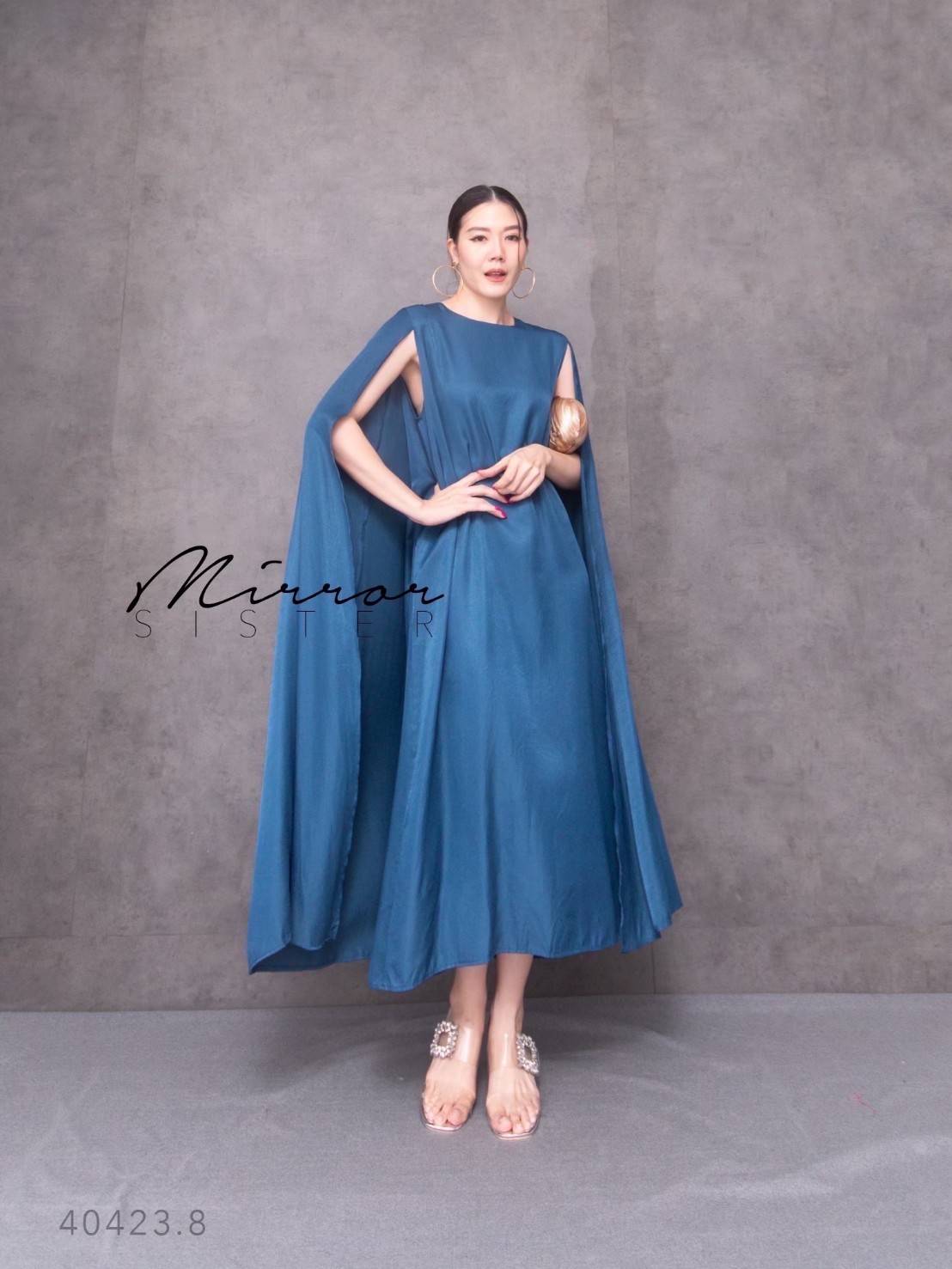 MiRRoRSiSTER’s Fenda Cape and Poncho Dress•• เดรสทรงโมเดิร์น สวยและมีความเก๋ ดีไซน์สุดชิค แพทเทรินใส่ง่าย รุ่นนี้ใช้ผ้าเปลืองมาก เนื้อผ้าสวยใส่สบายมากๆ ดีไซน์เหมือนมีผ้าคลุมไหล่อำพรางแขน ตัวเดรสเป็นแขนกุด มีซิปด้านหลัง..ใส่แล้วไม่ร้อนเพราะเนื้อผ้าเนื้อดีใ