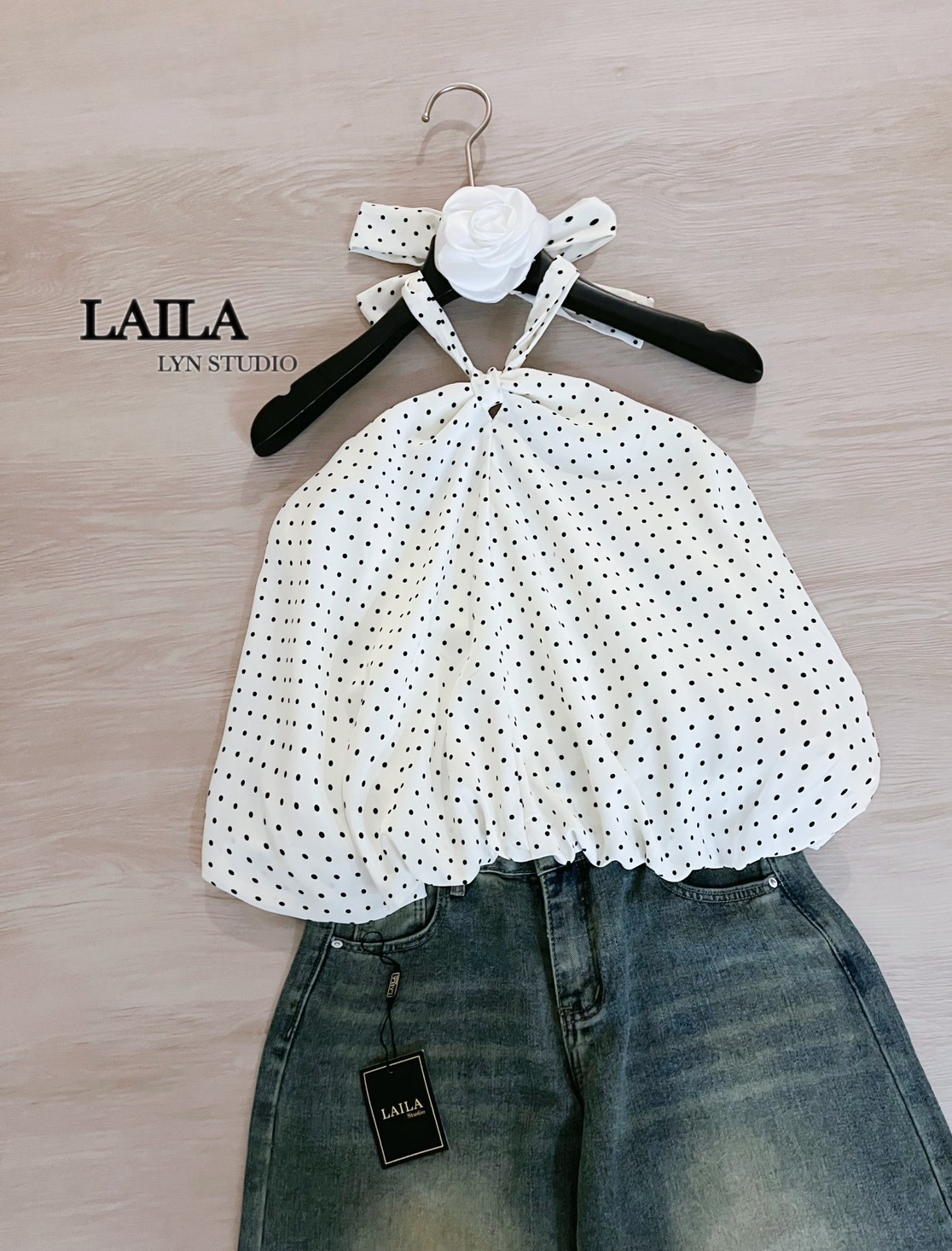 Tag : LAILA Detail: SET เสื้อ+กางเกง งานเสื้อทรงเกาะอกผูกคล้องคอดีไซน์งานแต่งจุดสุดฮิตน่ารักมาในโทนสีครีมช่วงปลายเสื้อแต่งบอลลูนพองๆ พร้อมกางเกงยีนส์แต่งกระเป๋าหาฟอกยีนส์ทรงสวยเป๊ะ แมชลุคคุณหนูน่ารัก #byLaila #เสื้อคล้องคอ #ยีนส์ #เสื้อลายจุด #ลุคสาวเวียด