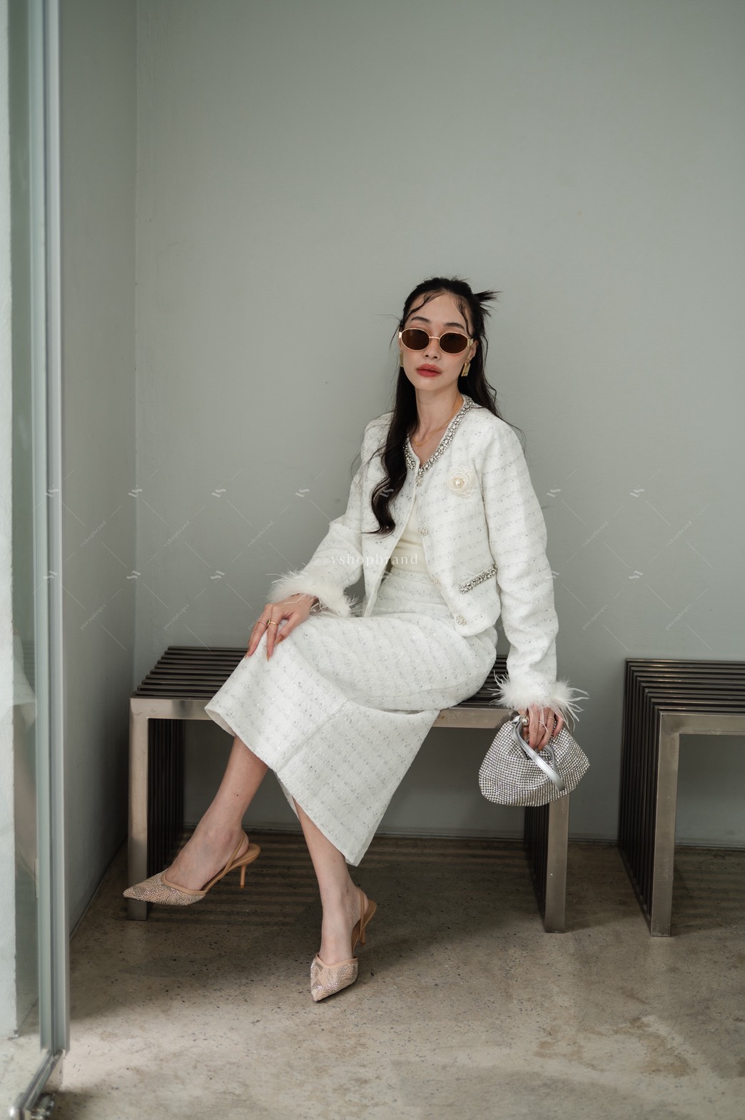 Set เสื้อผ้าทวิตทอเลื่อม + กระโปรงยาว ผ่าหลัง + ขนนก + เข็มกลัด