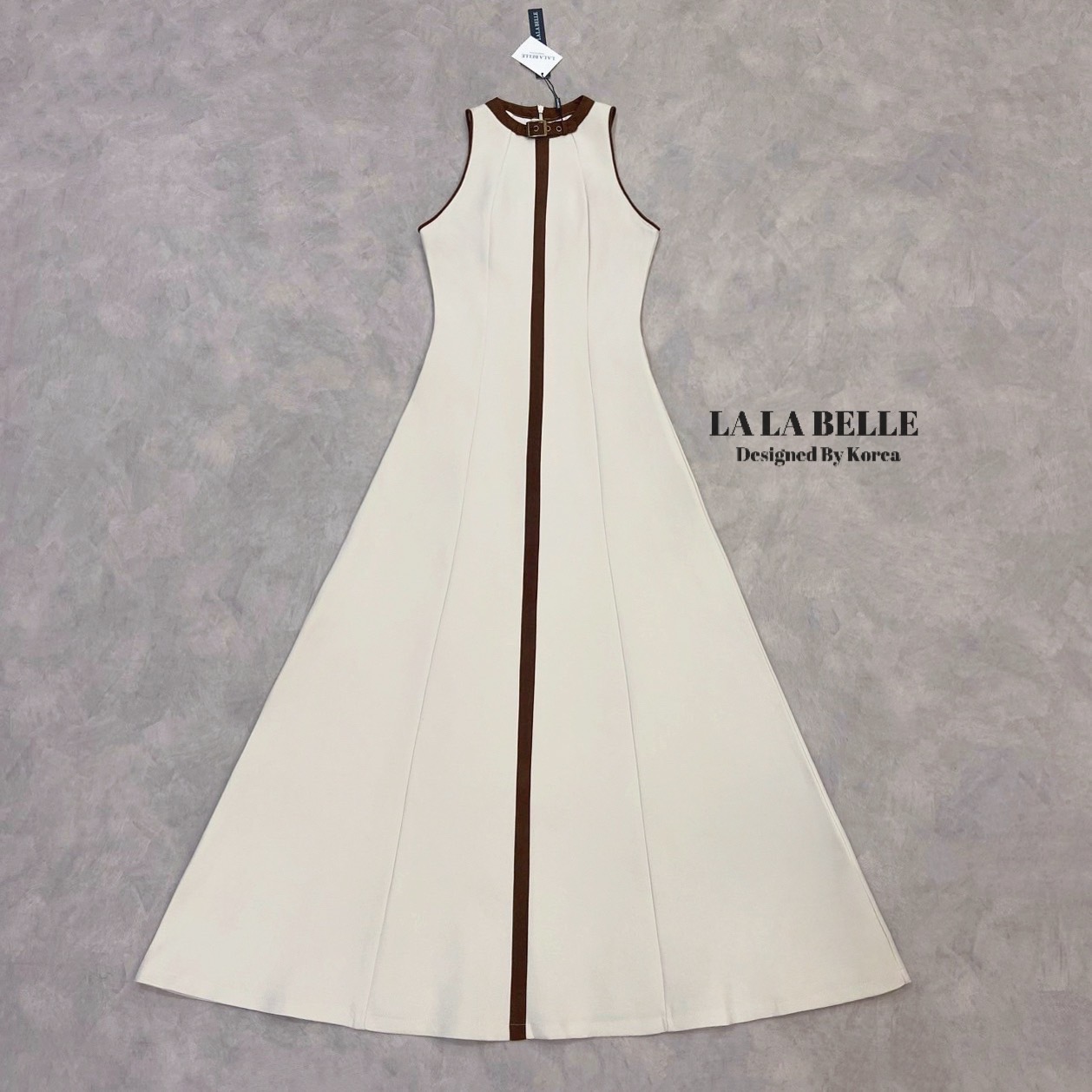 แม็กซี่เดรสผ้าสูทผ้าดีมีน้ำหนักมากทรงคอตั้งแชนกุดเข้ารูปเข้าทรงตีตะเข็บยาวทำให้เข้ารูปทำสีทูโทนครีมน้ำตาลมีดีเทลช่วงคอเป็นเข็มขัดและมีแถบสีน้ำตาลยาวผ้าดีมากมีซับในอัดกาวอย่างดี