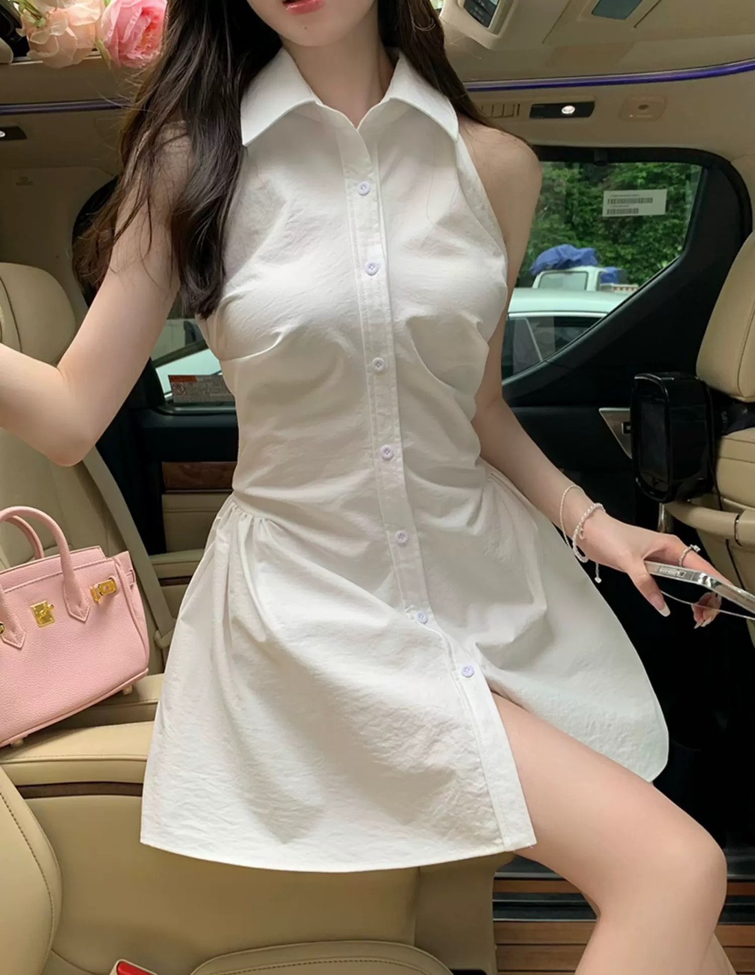 เซต3ชิ้น.. สีขาวแบบฉบับผู้ดี เสื้อคอปกกระดุมหน้า ดีเทลเก๋ทั้งตัว ดีเทลเสื้อหน้าสั้น ด้านหลังยาว เนื้อผ้านิ่มรีดง่าย สวมใส่สบาย ++กางเกงขาสั้นเนื้อผ้าและสีเดียวกัน ซับในอย่างดีทั้งตัว มีกระเป๋าใช้งานได้จริง ซิปหลัง ++กระเป๋าทรงดอกไม้สีทอง สวยหรูมากๆคะ