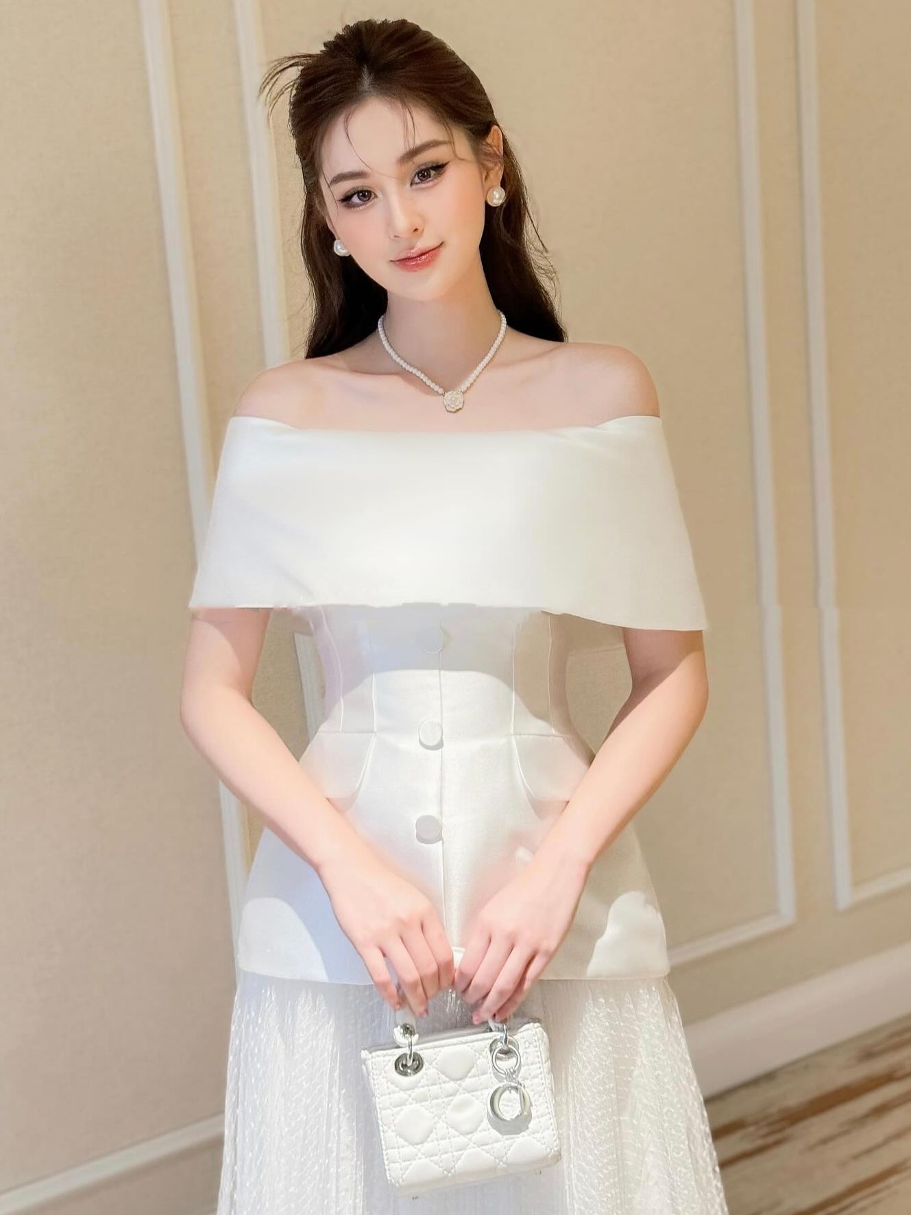 Set เสื้อปาดไหล่ แต่งกระดุมเรียงด้านหน้า ซิปด้านหลังใส่ง่ายค่ะ แต่งกระเป๋าด้านหน้า แมทช์กับกระโปรงยาวผ้าตาข่ายอัดพลีท เนื้อผ้าดีมีซับในทั้งชุดค่ะ สามารถแยกใส่กับชุดอื่นได้อีกเยอะเลยค่ะ ... ใส่ออกมาแล้วเป๊ะเว่อร์ แพทเทรินเนี๊ยบสุดๆ สามารถใส่ได้ในทุกโอกาสเล