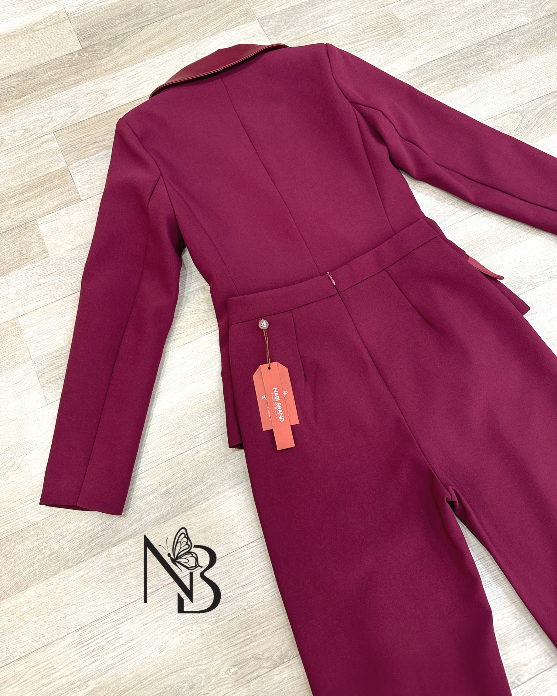 Set สูท2ชิ้น เสื้อแขนยาว+กางเกงขายาว ดีเทลเรียบหรู เสื้อคอปกเงาๆ ทำให้ดูแพง กระดุมสองเม็ด มีกระเป๋าสองข้างใช้งานได้จริง กางเกงเอวสูงนิดนึงกระบอกเล็ก ตีเกล็ดตรงกลาง ซิบซ่อนด้านหลัง มีซัปในทั้งตัว ผ้าหนา นุ่ม ใส่สบายมาก ทรงเกร๋ เข้ารูป ดีไซน์ทันสมัย ใส่แล้ว