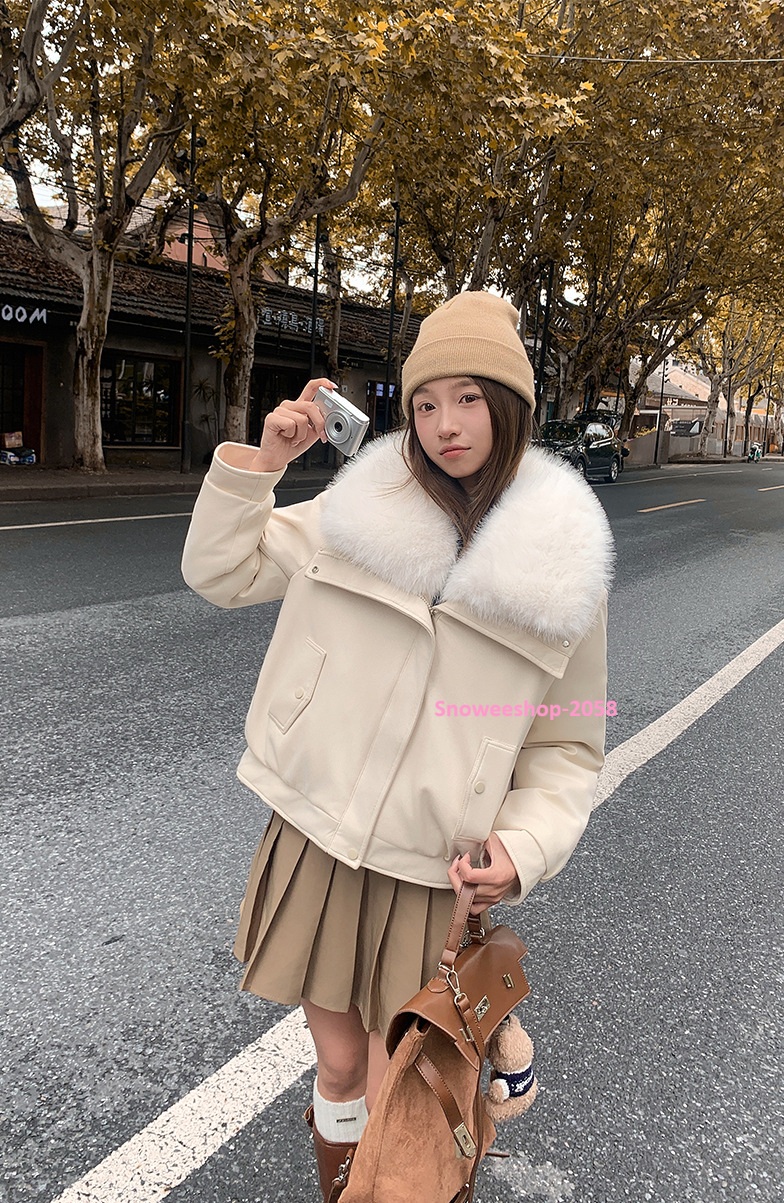 แค่ใส่ก็ได้ลุค “Luxury Winter Girl” แจ็คเก็ตดาวน์ปกขนเฟอร์ ทรงโอเวอร์ไซส์สุดเก๋ กันหนาวติดลบได้จริง ใส่ถ่ายรูปก็สวยปัง! มี 6 สี เลือกแมทช์ได้ทุกสไตล์