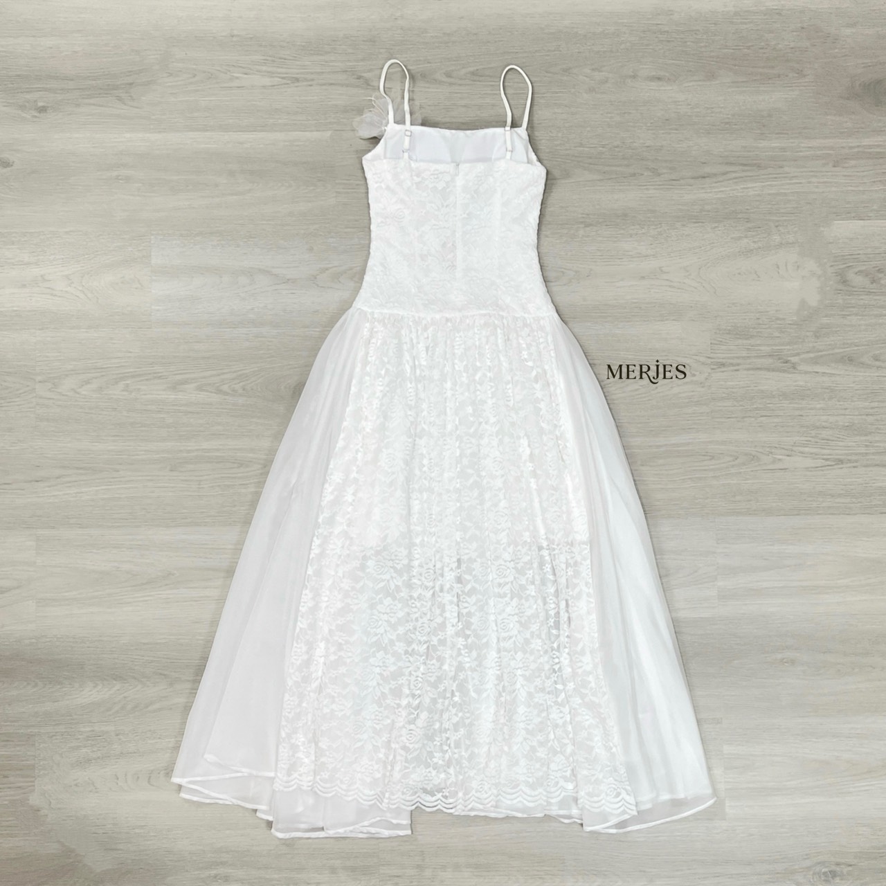 𝐌𝐄𝐑𝐉𝐄𝐒 𝐒𝐓𝐔𝐃𝐈𝐎 (เมอร์เจส) 𝐏𝐫𝐢𝐜𝐞 : 950.- 𝐃𝐞𝐭𝐚𝐢𝐥 : เดรสยาวสีขาวสายเดี่ยวผ้