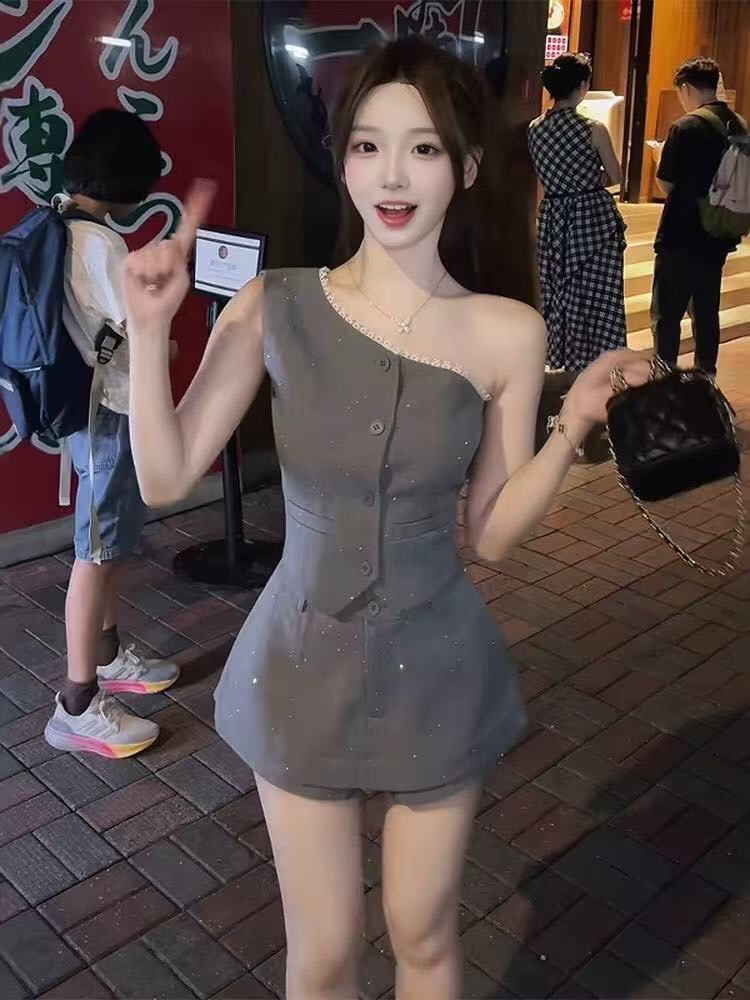 บเซ็ตเสื้อสูท+กระโปรงกางเกงขาสั้น ทรงสวยเป๊ะ พร้อมดีไซน์ไม่ซ้ำใคร! เสื้อสูทแขนกุดทรงเว้าไหล่ข้างเดียว (One Shoulder) เพิ่มดีเทลลูกไม้สีขาวริมคอให้ลุคดูซอฟต์แต่แฝงด้วยความเท่ เรียบหรูดูแพงมาก