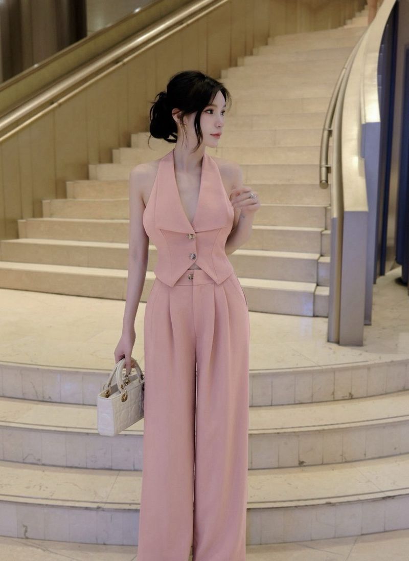 👗👗Detail : Set 2 ชิ้นสีนู๊ดทั้งชุด ตัวเสื้อคล้องคอ ทรงเข้ารูปมีกระดุมหน้า 2เม็ด ใช้งานได้จริง ด้านหลังเว้าทรงสวย มาพร้อมกับกางเกงขายาวทรงกระบอกใหญ่ดีเทลจับจับด้านหน้าให้ดูมีมิติ กระดุมและซิปหน้า มีกระเป๋า2ข้าง