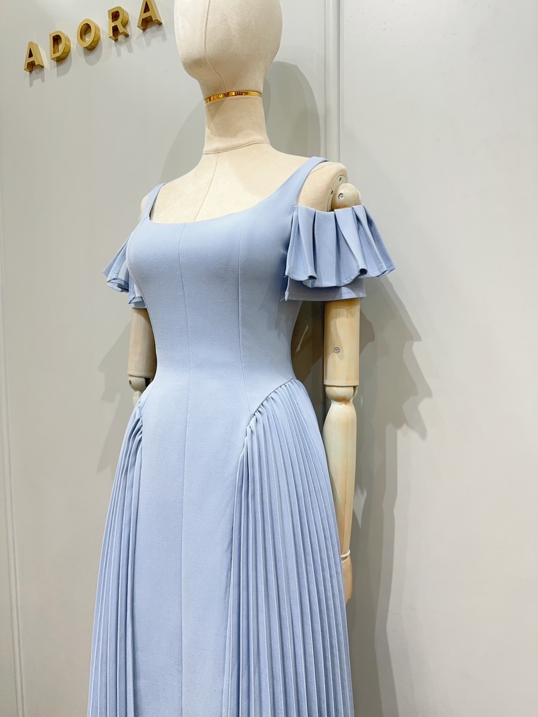 เดรสดีไซน์สายเดี่ยว แต่งดีเทลช่วงแขน ตัวเดรส ใช้ผ้าเนื้อผ้า เกรดพรีเมี่ยมทั้งตัว เนื้อผ้ามีคุณภาพ ใส่แล้วเก็บทรงดูหุ่นเพรียว แต่งดีเทลอัดพลีทด้านข้างทั้งสองข้าง งานมีซับใน งานซิปหลัง สาวๆใส่ออกงาน หรือ ใส่ทำงาน มีติดตู้ไว้ ได้ใช้หลายโอกาสเเน่นอนค่ะชุดนี้