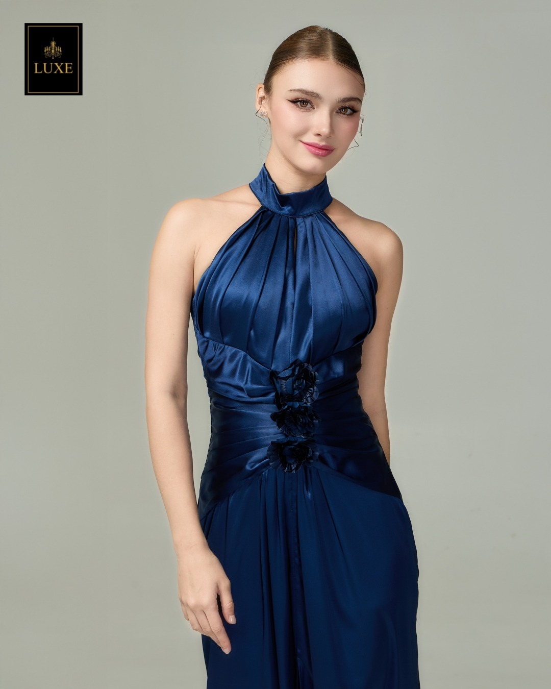 Label : LUXE ☑️แม็กซี่เดรสเสื้อคอกลมแขนกุด กระโปรงผ่าหน้าขา ☑️ดีเทลจับจีบที่ตัวเสื้อและกลางลำตัว แต่งด้วยเข็มกลัดดอกไม้ผ้า ☑️ทำจากผ้าเครปซาติน เนื้อนุ่ม ผ้าดีมีน้ำหนัก ทิ้งตัวสวย ☑️มีซิปซ่อนและซับในอย่างดี