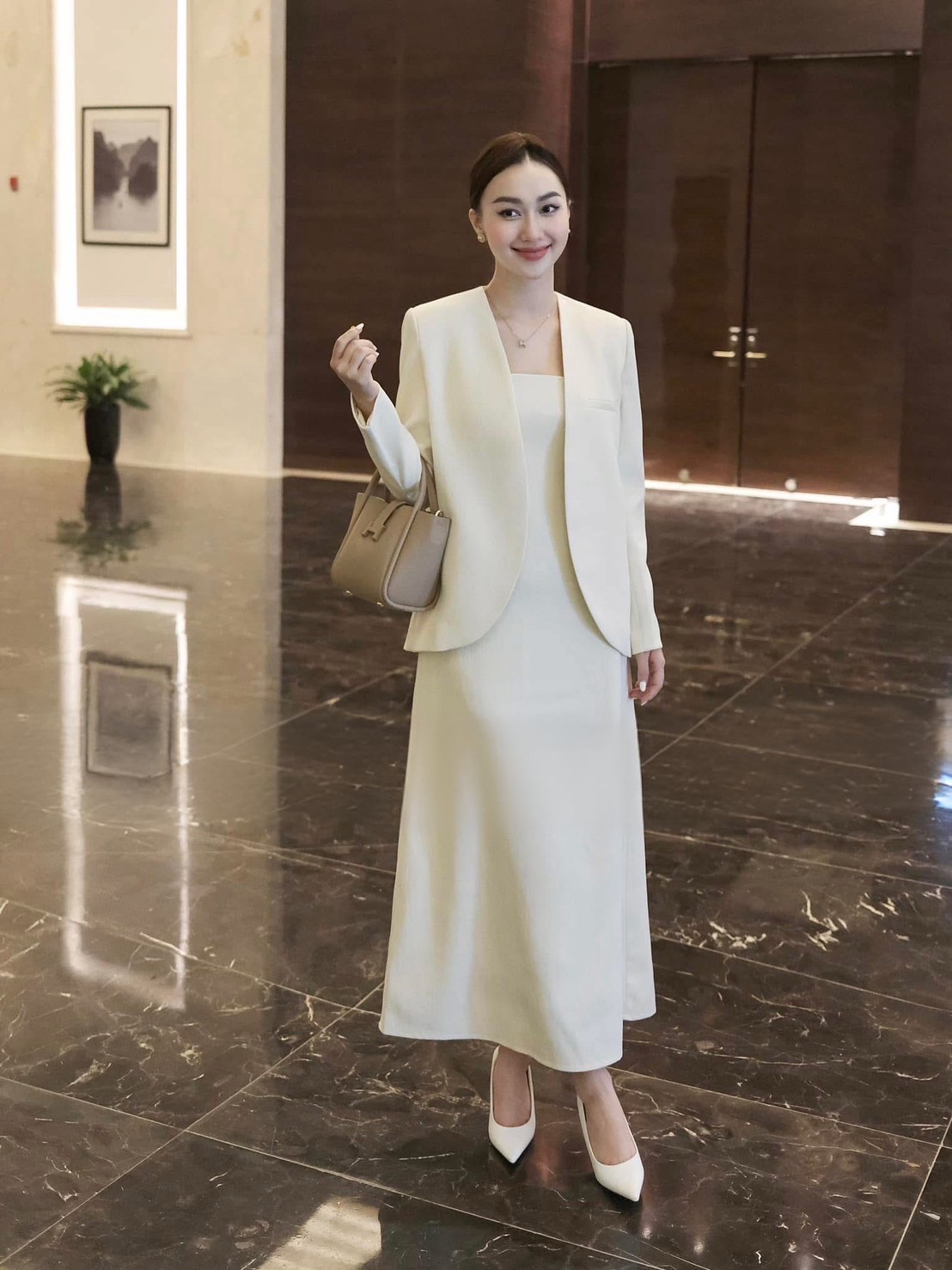 เซต2ชิ้น สีครีม เสื้อคลุมสูทแขนยาว ดีเทลแต่งกุ้นขอบกระเป๋า มาคู่กับเดรสสายเดียวยาว ( อกเสริมฟองน้ำ) ซิปหลัง ซัปในทั้งตัว ดีไซน์สวย คุ้มสุดๆ มาพร้อมกับกระโปรงยาวทรงสอบ และดีเทลผ่าหลังดีไซน์สวย