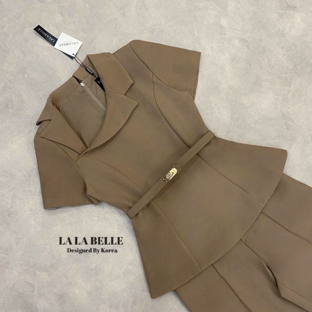 เซต3ชิ้นเสื้อผ้าสูทคอปกสูทเฉียงแขนสั้นเข้ารูปเข้าเอวชายทรงบานออกมาพร้อมกางเกงขายาวทรงกระบอกกลางตีเกล็ดหน้ายาวทำให้ดูผอมมีกระเป๋ากางเกงใส่เข้าชุดกับเข็มขัดสีเดียวกับชุดทั้งชุดเป็นผ้าสูทอัดกาวผ้ามีน้ำหนักงานคุณภาพเกรดพรีเมี่ยม1:1 คัทติ้ง และ แพทเทริน์เป๊ะ