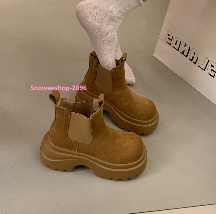 เที่ยวต่างประเทศให้ลุคปังตั้งแต่ก้าวแรก รองเท้าบูทมาร์ตินทรงสวย ใส่แล้วดูขายาวเพรียว แมตช์ง่ายทุกลุค กันน้ำ เดินสบาย เพิ่มความสูงแบบเนียน ๆ เที่ยวได้ทั้งวันไม่ปวดเท้า มี 4 สี | ไซส์ 35-40