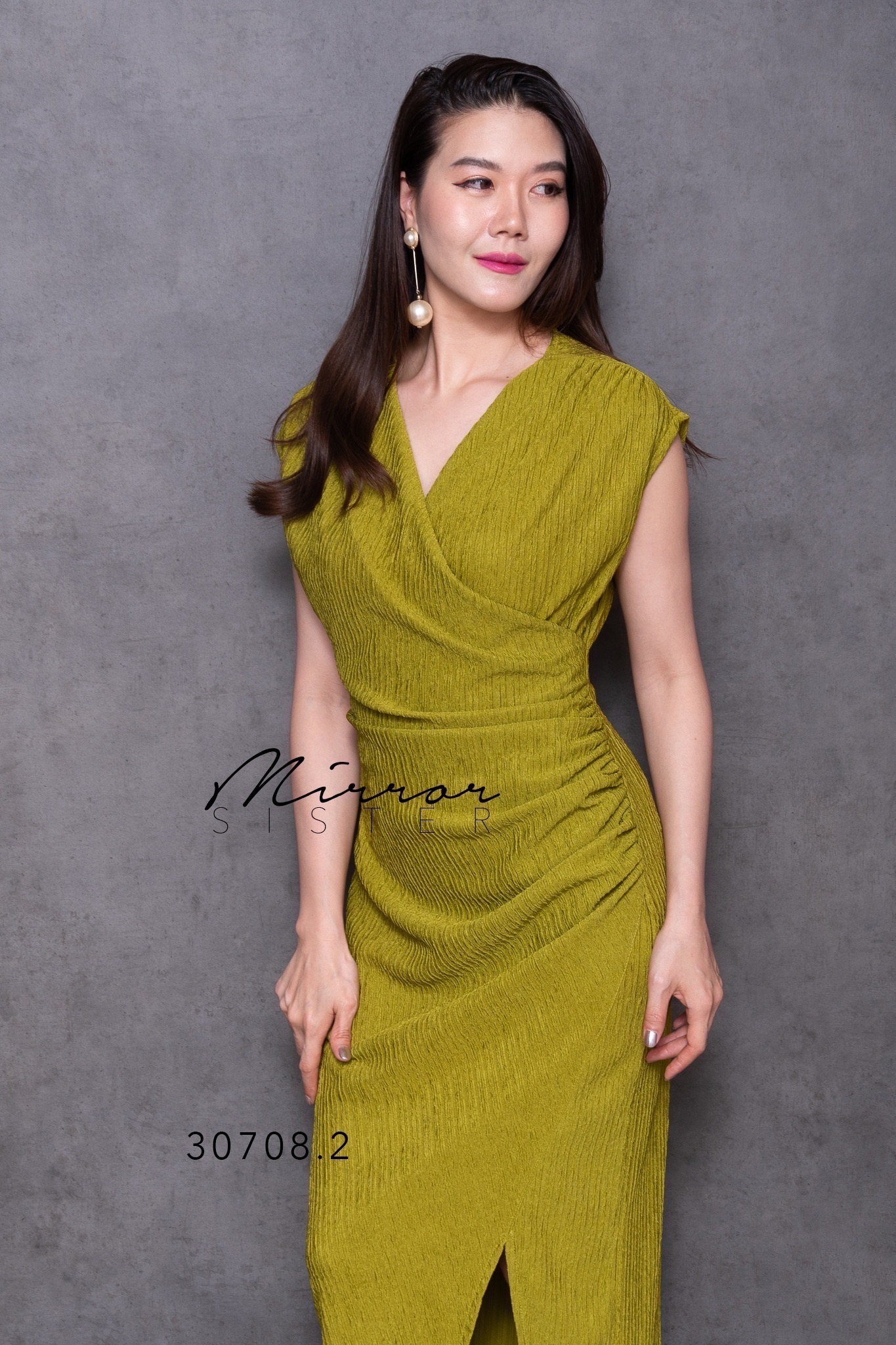 MiRRoRSiSTER's BaMby DReSS•• เดรสตัวยาวทรงงาม ดีไซน์สวยหรู แพทเทรินเป๊ะมากแต่งจับย่นๆอำพรางสัดส่วน!! ใส่แล้วดูผอมเพรียว.. ช่วงบนเป็นเสื้อคอวีไขว้ทับกัน ช่วงล่างเป็นกระโปรงแพทเทรินทรงสอบผ่าหน้า..! เนื้อผ้ามีtextureสวยมีความหนากำลังดี..มีความยืดหยุ่นได