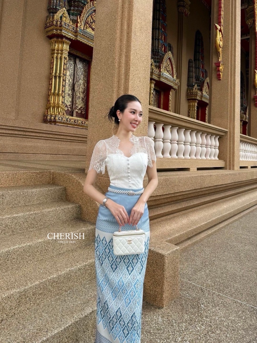 ชุดไทยที่ใครก็ตามหา Collection สุดhot Set ชุดไทยตัวเสื้อลูกไม้ซีทรูด้านบนพร้อมซับในเกาะอกด้านในตกแต่งกระดุมพร้อมผ้าถุงสำเร็จพิมพ์ลายไทยสุดเก๋มาพร้อมเข็มขัดมุกสุดหรู จะไปวัดไปวางานบุญก็ได้หมดเลยค่า ต้องมีนะค่า💕