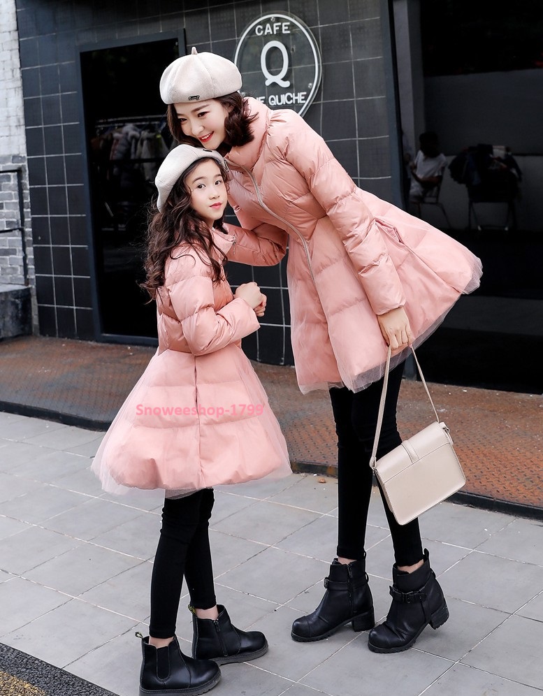 ชุดกันหนาวคู่แม่ลูก เดรสกันหนาวทรงสลิมเข้ารูป ใส่เป็นคู่หรือใส่เดียว เหมาะมากสำหรับสาวหวาน แต่งปกคอสูงผ้าหนาใส่กันหนาวติดลบ กันหิมะ กันหยดน้ำ กันหนาวได้ดี มี 2 สี