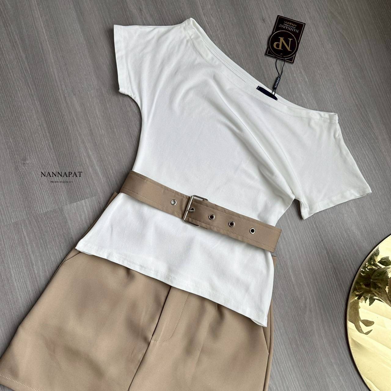 SET 3 ชิ้ เสื้อไหล่เบี่ยงสุดฮอต ผ้ายืดนุ่มใส่สบาย มาคูกับกระโปรงเอวสับ ผ้าดีมาก พร้อมซับในกางเกงไม่ต้องกลัวโป๊นะคะ ไม่พอ ยังมีเข็มขัดผ้ามาให้ใส่แม็ชเท่ๆ