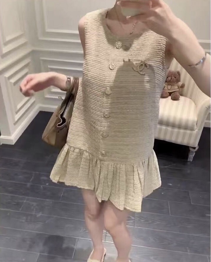 เดรสผ้าทวีตสไตล์หรูหรา ติดกระดุมคริสตัล คลาสสิค แบบ Parisian chic แพลตเทินดีงาม ใส่สวยเปะสุดๆ ของดีหมดไวนะคร๊า