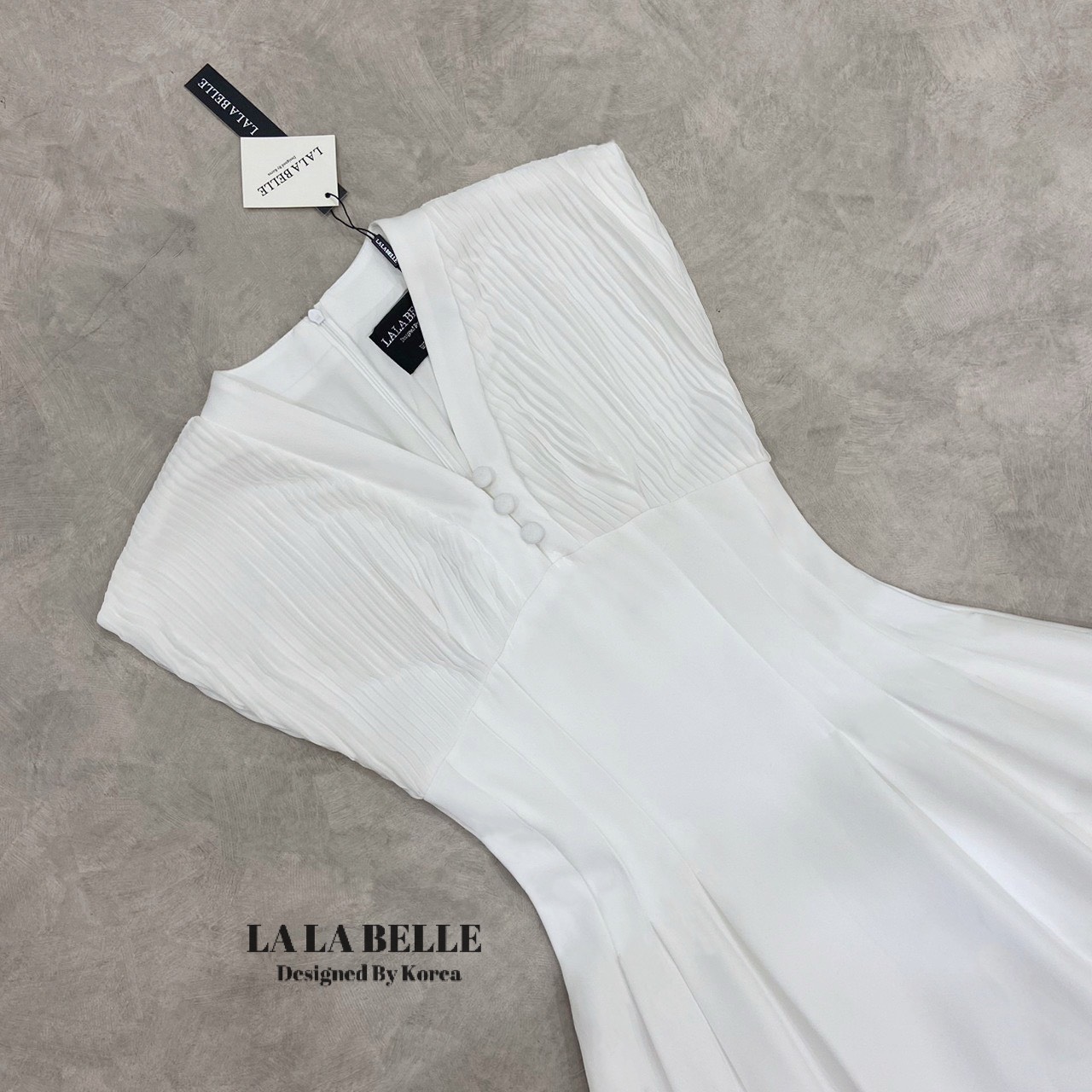 เดรสรุ่นฮอตรุ่นปังรุ่นนี้ตัดเย็บด้วยผ้าสูทหน่มีน้ำหนักเก็บทรงช่วงเอวทำให้เอวเล็กเอวสับทรงคอวีกระดุมหน้าแขนล้ำใส่แล้วไม่ตันช่วงบนเป็นผ้าอัดพีทจีบเอวเย็บเข้ารูปล็อคทรงให้อย่างดีกระโปรงยาวทิ้งตัว