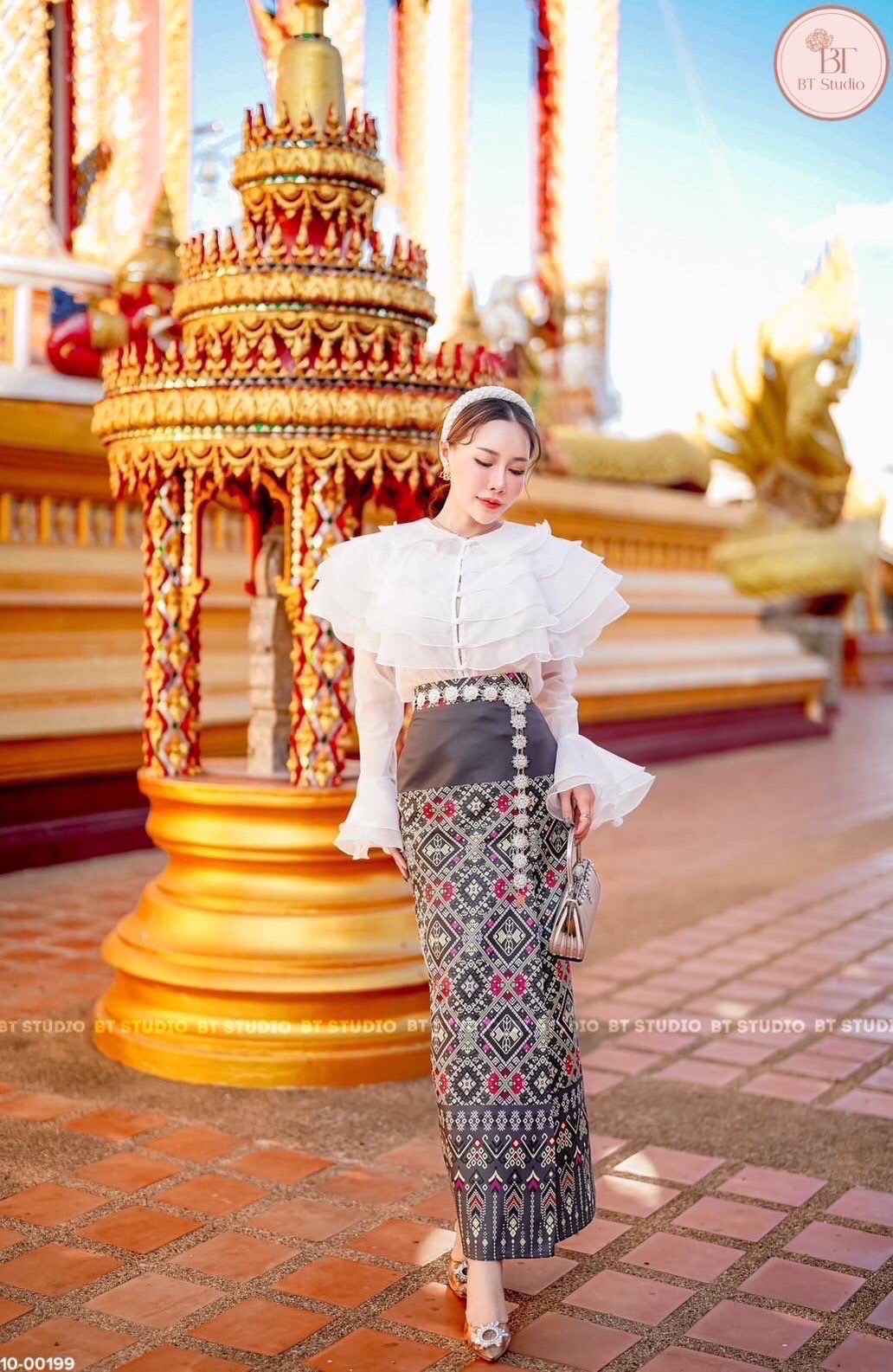 TAG : BT studio DETAIL : เซท 2 ชิ้น เสื้อระบายคอเป็นชั้น ๆ แขนยาวปลายแขนแต่งระบายออก กระดุมหน้า มาพร้อมผ้าถุงพิมพ์ลายสำเร็จ งานสวยเนื้อผ้าดี คัตติ๊งสวยมากค่ะ ใส่แมทซ์กันแล้วดูแพงมากคร้าา