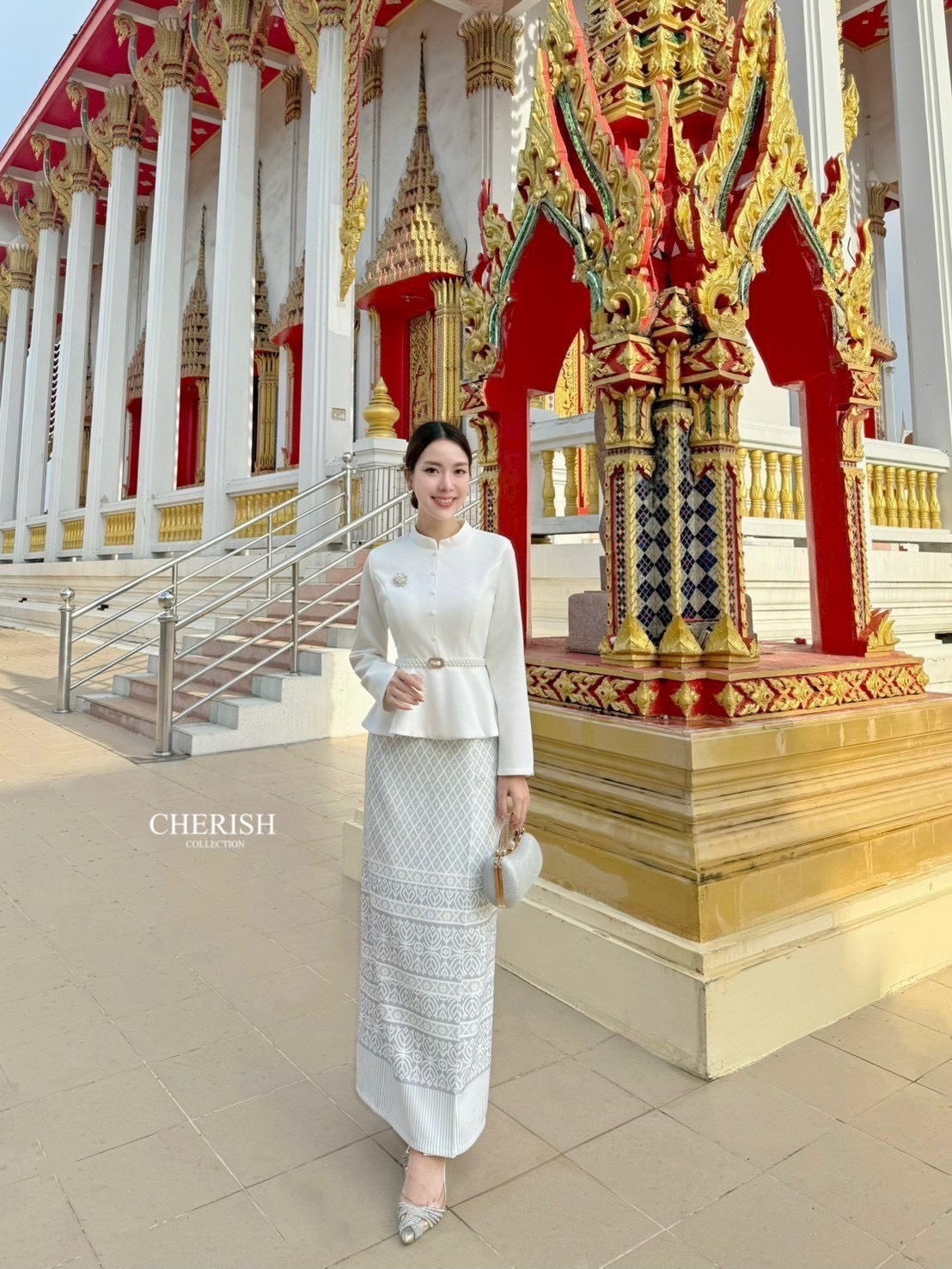 เซ็ท ชุดไทย 4 ชิ้น ตัวเสื้อคอกลมแขนยาวชายระบาย ตกแต่งกระดุมซิปหลังมีฟองน้ำเสริมอก ตัวกระโปรงผ้าพิมท์ลายผับจีบหน้า ผ่าหลังพร้อมซับในอย่างดี มีเข็มขัด+เข็มกลัดแถมให้ด้วย จะใส่เข้าพิธีสำคัญ งานบุญ งานมงคลสมรส จะไปงานไหนรับรองเด่นสุดๆเลยค่า