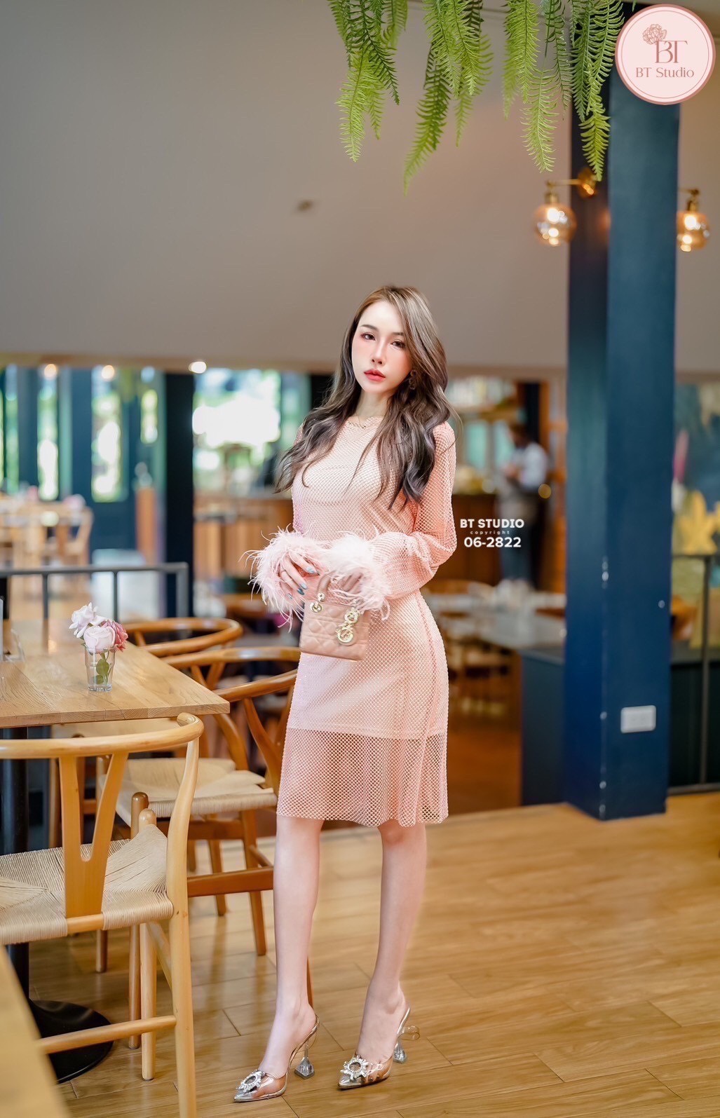 เซท 2 ชิ้น เดรสสั้นแขนยาว เนื้อผ้าตาข่ายแต่งคริสตัลเม็ดเล็ก ๆ ทุก ๆ ช่อง งานสวยม๊าก ปลายชายแขนแต่งขนฟู ๆ ทั้งสองข้าง มาพร้อมซับในสีนู๊ดแขนกุด แมทซ์กันสวย แซ๊บบ แต่ดูแพงค่ะ