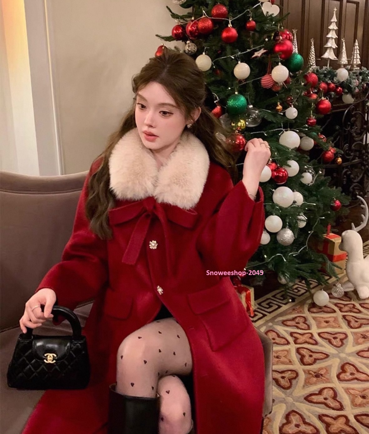 Winter Look ที่ทำให้คุณดูแพงแบบไม่ต้องพยายาม เสื้อโค้ทผ้าวูลพร้อมปกขนเฟอร์ สไตล์เฮปเบิร์นสุดคลาสสิค ผ้าทอหนา ไฮเอน ใส่แล้วอุ่นจริง ดีไซน์ทรงคุณหนู หรูหรา เก๋ไม่ซ้ำใคร ดีไซน์ทรงคุณหนู หรูหรา เก๋ไม่ซ้ำใคร มี 3 สีสุดชิค – เบจ | ดำ | ไวน์แดง ไม่ว่าจะใส่เดินเล