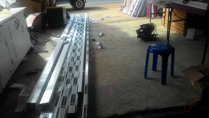 อักษรไฟและกล่องป้ายไฟ