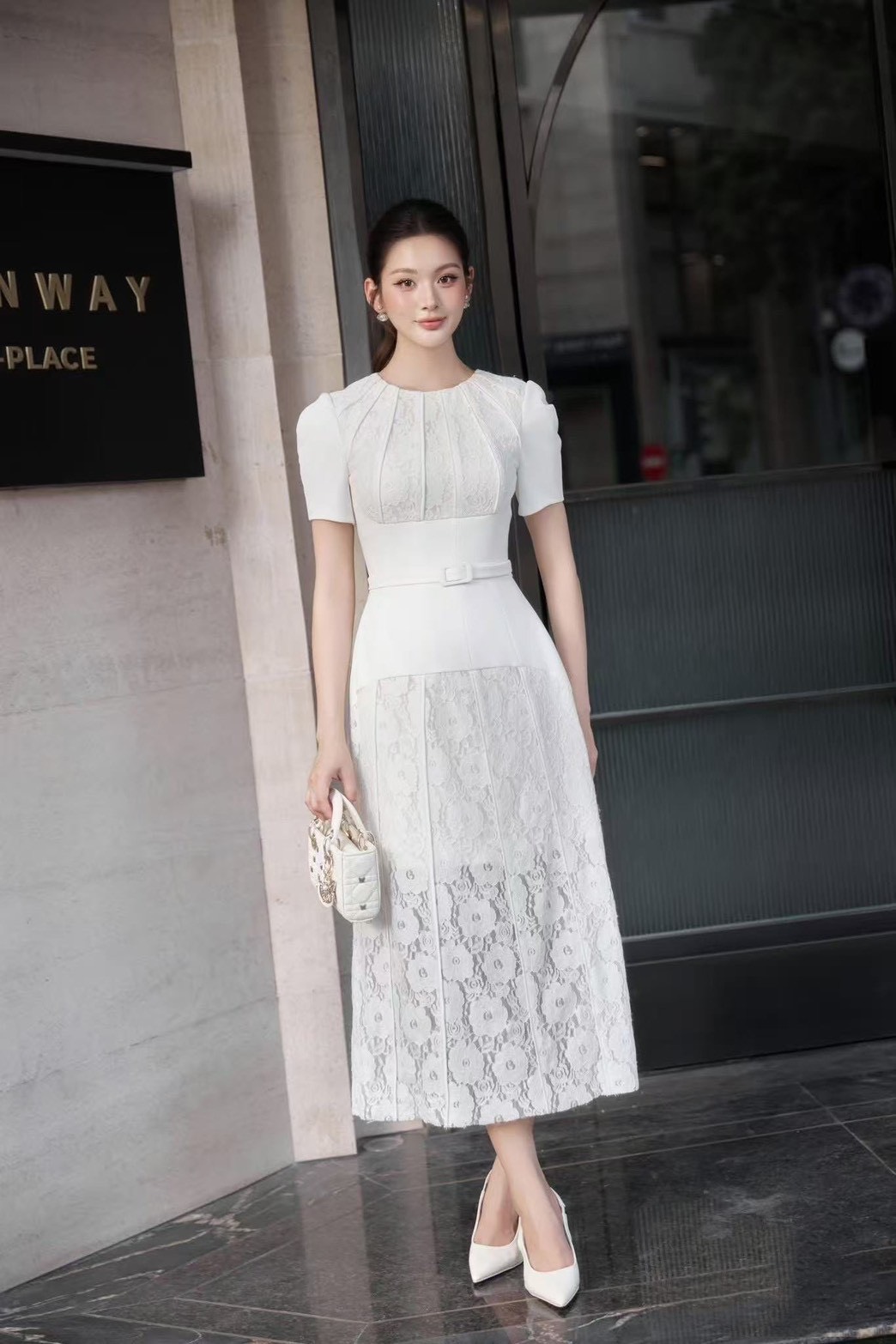 เดรสสีขาวตัวยาวคอกลม แต่งลายเส้นนูนแซทงานฉลุลูกไม้สีขาว มาพร้อมเข็มขัดเข้าเซ็ต ใส่เฟียสๆ แกรมๆ ได้ไม่ซ้ำใคร ต้องมีเลยค่า