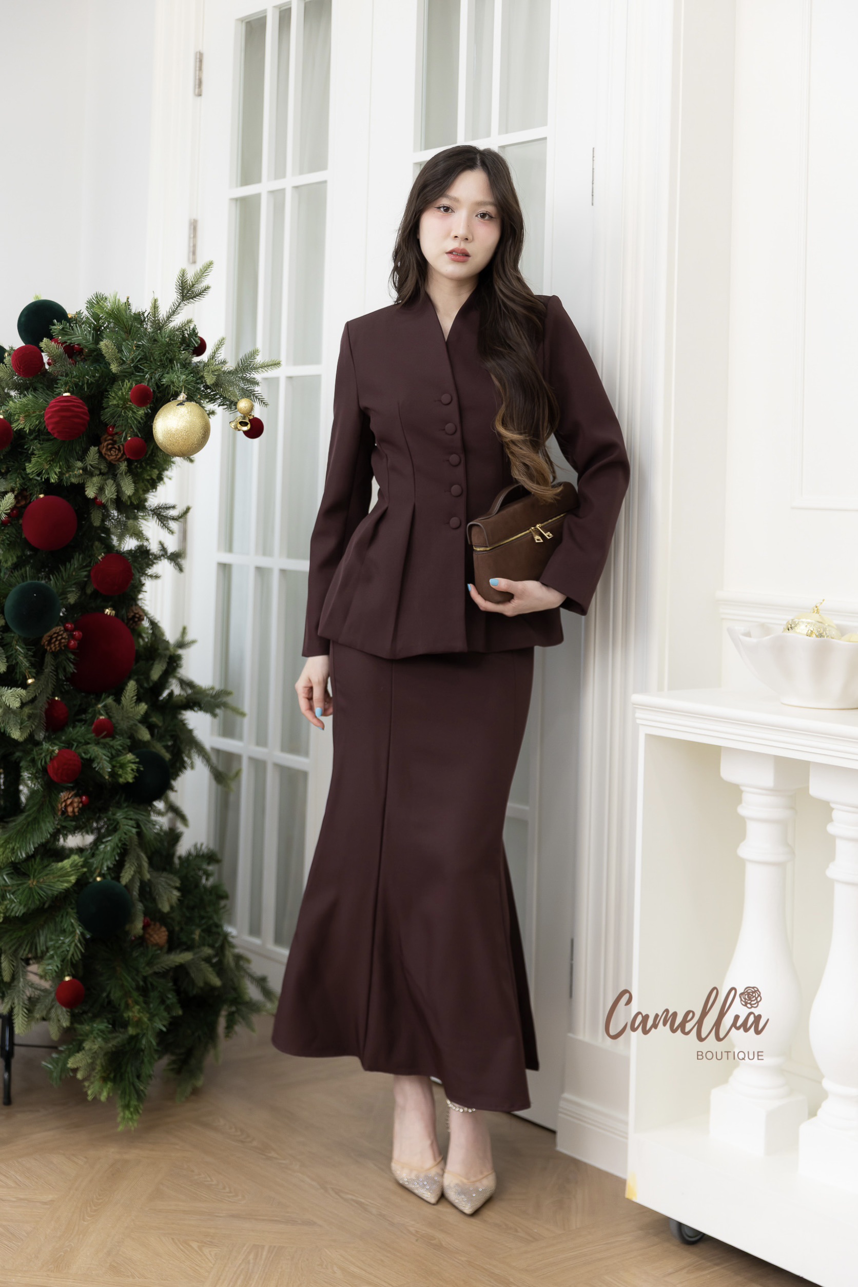 ชุดSet สีแดงที่สวยสง่า เป็นแดงที่สวยแพงมากคะ เสื้อแขนยาวเอวจีบเข้ารูป มาคู่กับกระโปรงเอวสูงทรงหางปลา เอวด้านหลังยืดได้เล็กน้อย