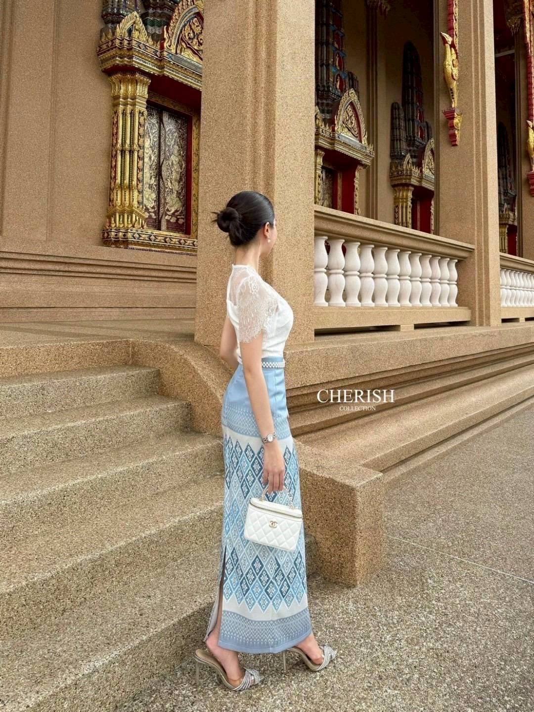 เซ็ทชุดไทย 3 ชิ้น ตัวเสื้อลูกไม้ซีทรูด้านบน พร้อมซับใน เกาะอกด้านในตกแต่งกระดุมพร้อมผ้าถุงสำเร็จพิมพ์ลายไทยสุดเก๋เนื้อผ้าอย่างดี มาพร้อมเข็มขัดมุกสุดหรู จะใส่เข้าพิธีสำคัญ งานบุญ งานมงคลสมรส