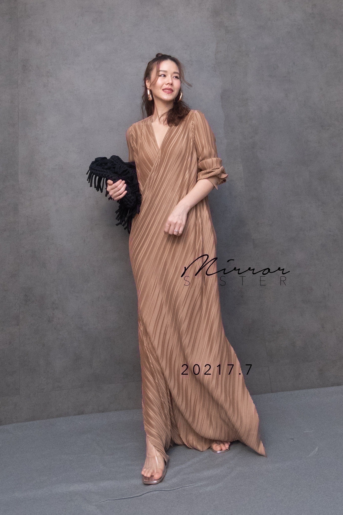 MiRRoRSiSTER’s SoNAR PLeaT DReSS•• แมกซี่เดรสพลีทตัวยาวววว...ดีไซน์สวยหรู ช่วงอกไขว้ทับกันอย่างเก๋ ช่วงตัวปล่อยยาวผ่าด้านข้าง เนื้อผ้าอัดพลีทอย่างดียืดหยุ่นได้เยอะ โทนสีสวย ใส่ออกงานโดดเด่น เฉิดฉายแน่นอน