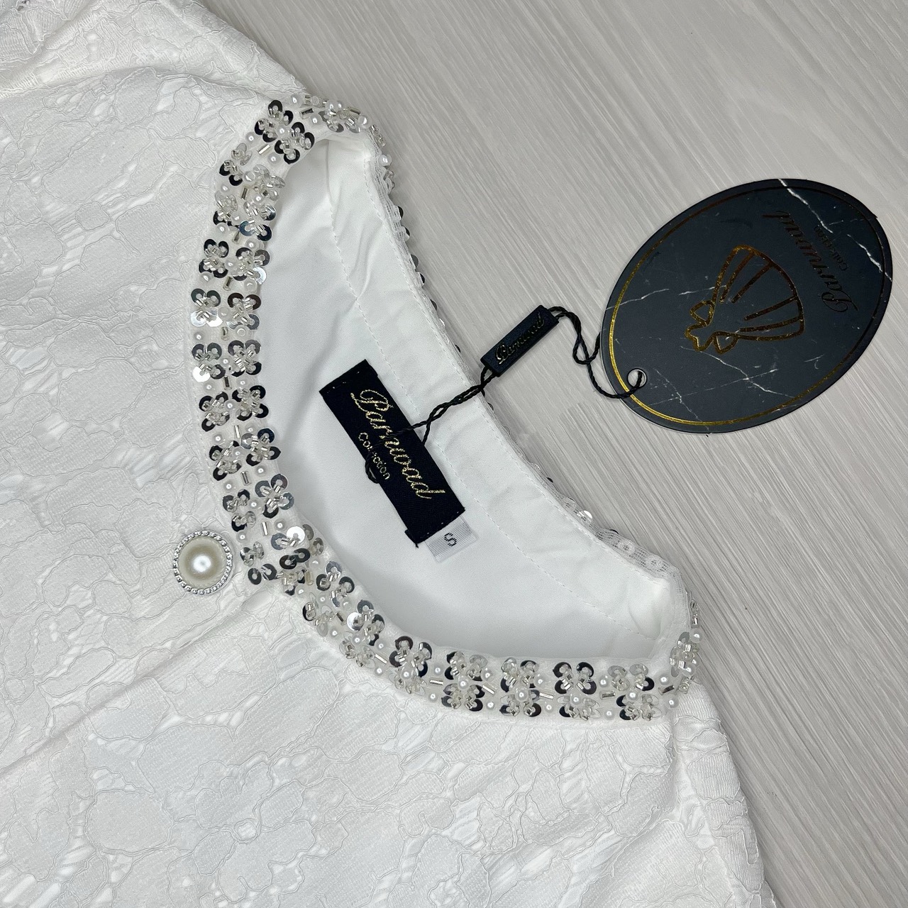 Set เสื้อลูกไม้เนื้อนิ่มกระดุมหน้าแต่งเลื่อมสีเงินที่คอและกระเป๋า มาพร้อมกับกระโปรงลูกไม้เอวสูงซับในทั้งชุด จะใส่ไปงานบุญทอดกฐินหรือกินเจก็สวยเลิศ ชุดนี้ไม่มีไม่ได้แล้วนะคะ #parnwadcollection