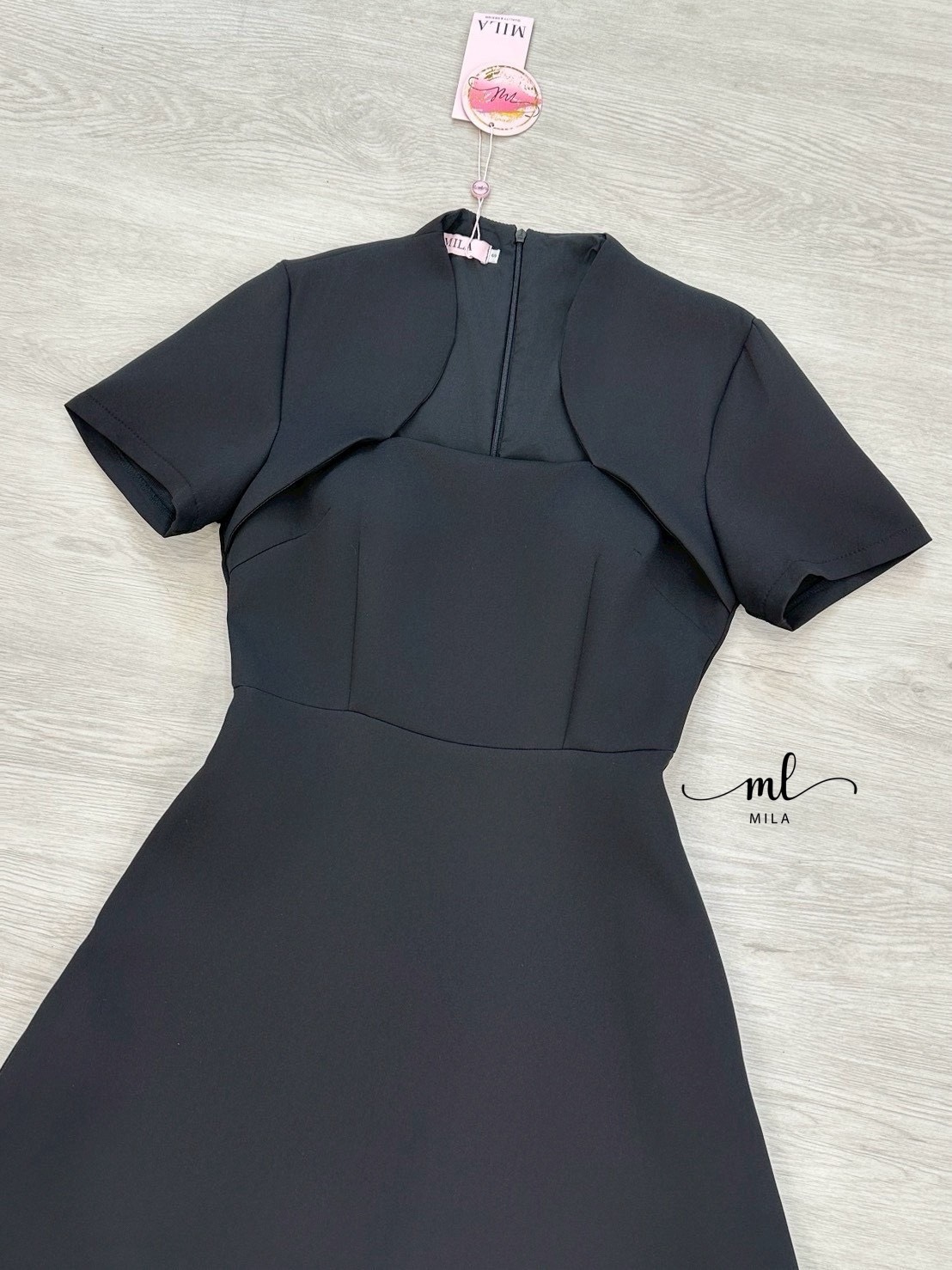 Black Elegant Dress 🖤 เดรสเรียบหรูดูแพง ดีไซน์คอปิด แขนสั้น เข้ารูปช่วงอกและเอว ( เสริมฟองน้ำและซิปหลังซ่อนอย่างดี ) ช่วยขับทรงให้ดูเพรียวสวย กระโปรงทรงตรงดูสุภาพแต่ยังคงความแฟชั่น ใส่ไปทำงานหรือออกงานได้หมด เนื้อผ้าดี แพทเทิร์นเป๊ะ เริ่ดสุดๆค่า