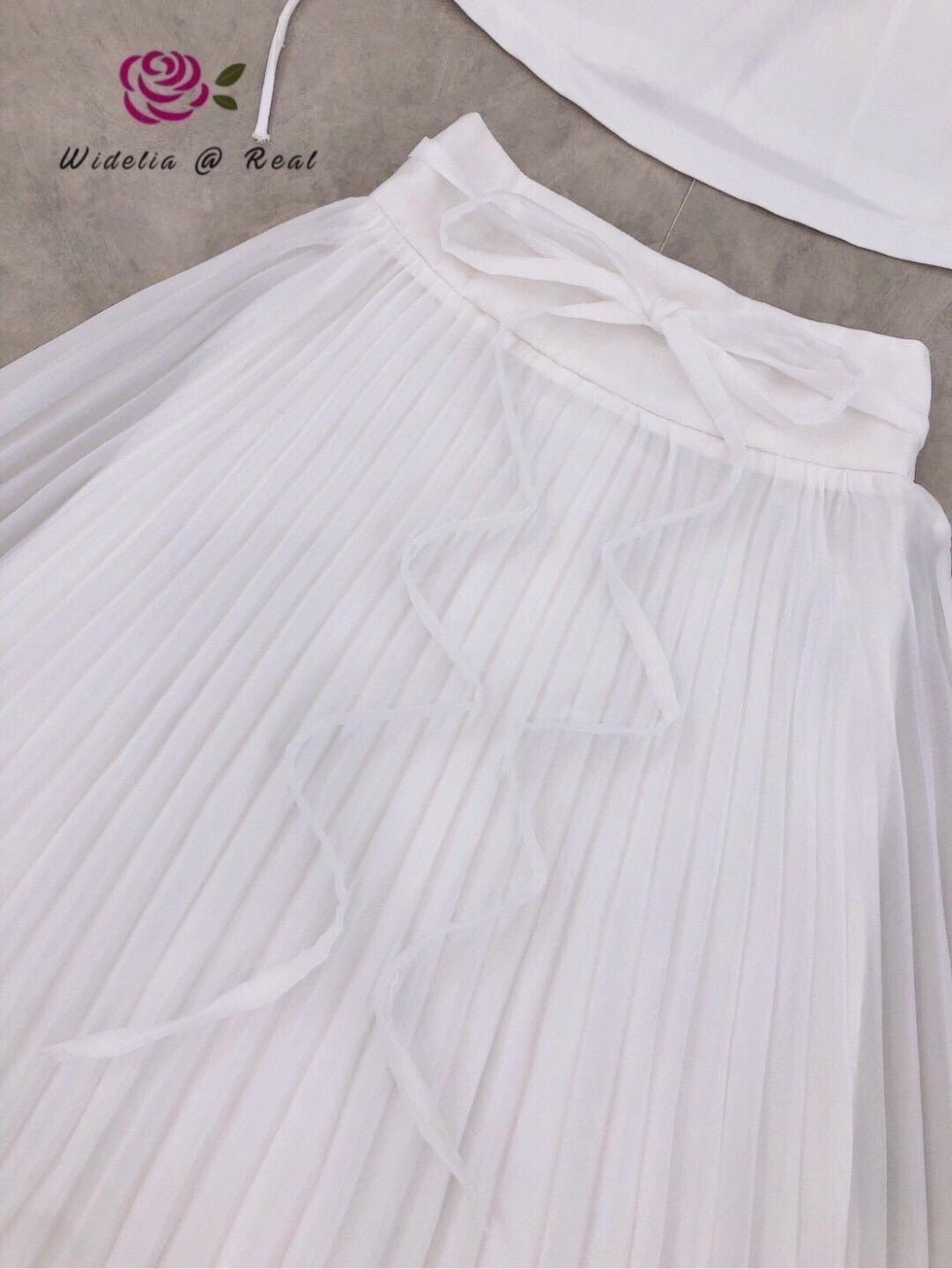 Set เสื้อแขนพองกับกระโปรงยาว ตัวเสื้อคอปาด จับจีบ ซิปหลัง แขนร้อยเชือกผูกโบว์ กระโปรงผ้าอัดพลีท เอวผูกโบว์ ซิปหลัง งานเนื้อผ้าอย่างดี คัตติ้งเนี๊ยบมากๆ รับรองใส่ออกมาไม่ผิดหวังการันตีให้เลย