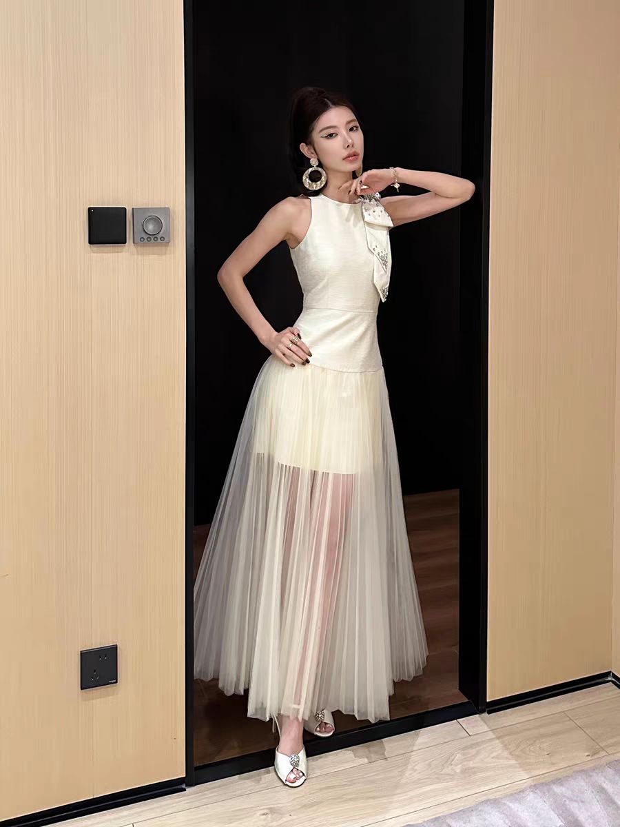 Dress ยาวแขนกุด สายเดี่ยว อกมีฟองน้ำจัดทรงให้ค่ะ ช่วงไหล่แต่งโบว์ใหญ่ แต่งปักเพชร ช่วงเอวเข้ารูป ช่วงกระโปรงตัดแต่งผ้าชีฟองอัดพลีทบานรอบชุด เนื้อผ้ามี texture ผ้าหนาเป็นทรงสวย มีซับในทั้งชุด