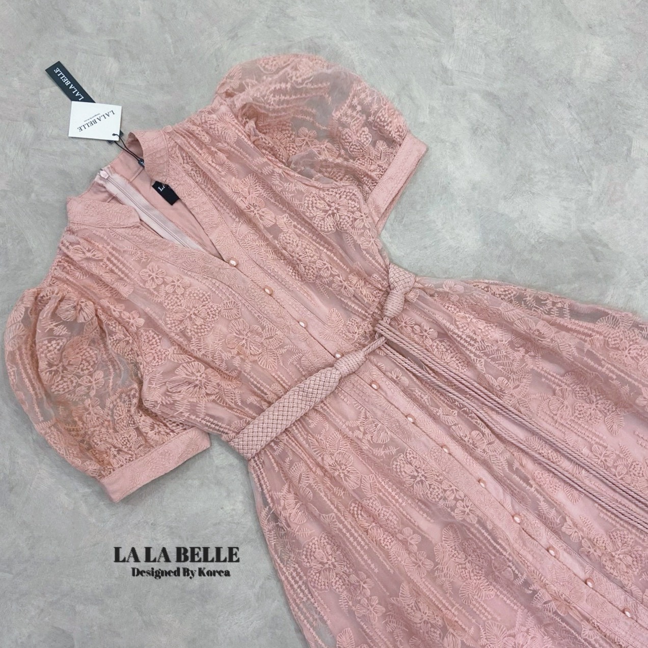 แม็กซี่เดรสลูกไม้ปักทั้งชุด2ชิ้นเดรสคอตั้งกระดุมหน้ายาวมาพร้อมซืปหลังแขนตุ๊กตาซีทูเอวเข้ารูปกระโปรงยาวซับถึงปลายชุดใส่คู่เข็มขัดถักแต่งภู่ๆสวยมากงานคุณภาพเกรดพรีเมี่ยม