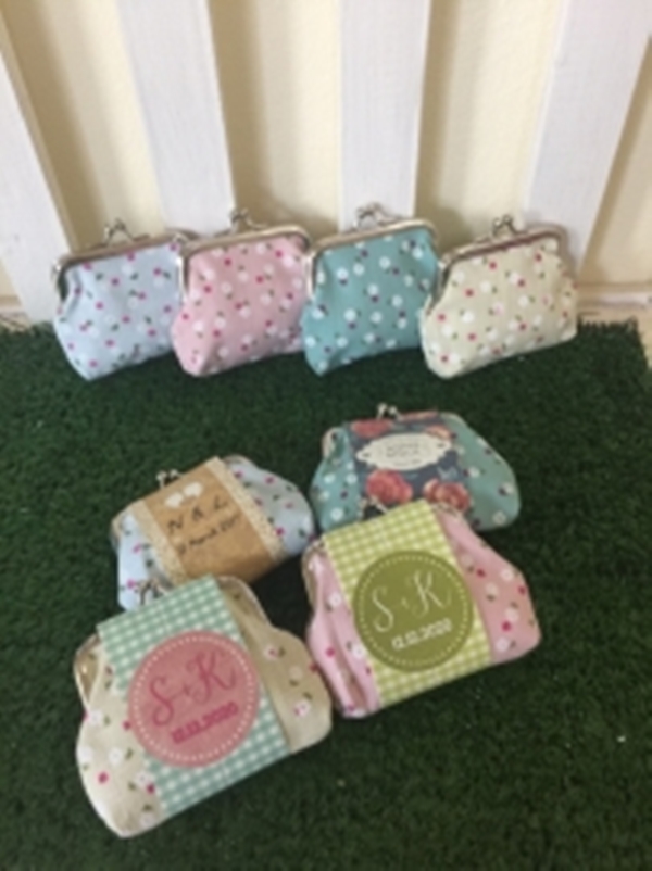 กระเป๋าแป็กลายดอกไม้สีหวาน คละสี พร้อมสายรัดชื่อ