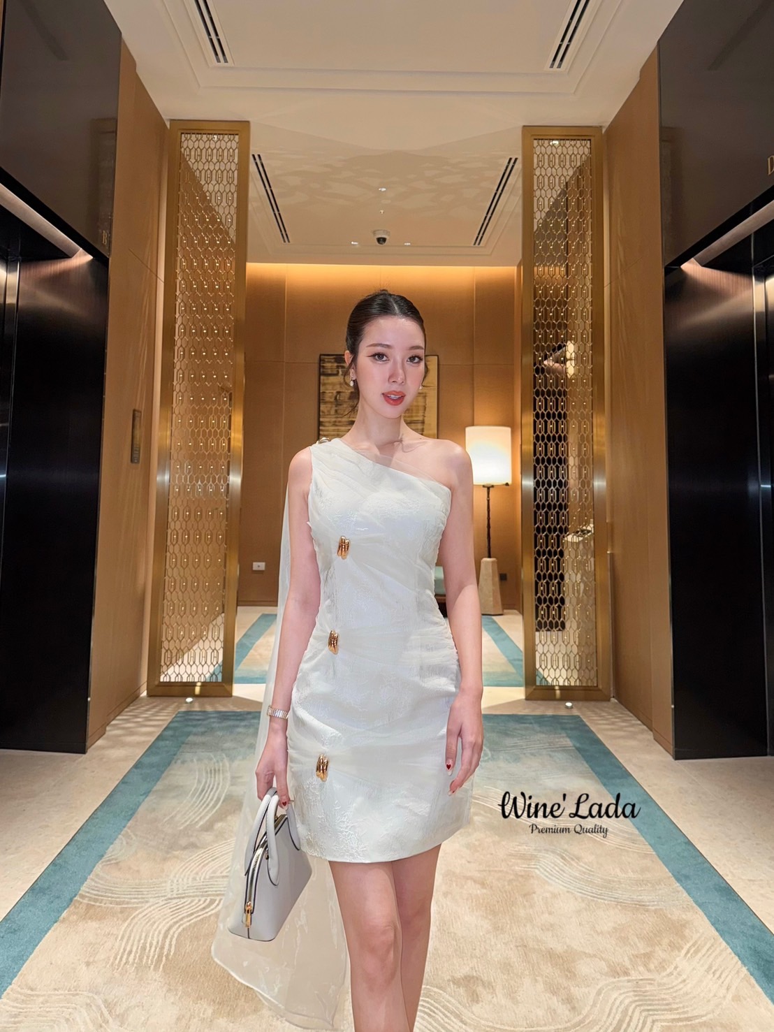 Dress . มินิเดรส เดรสสั้นปาดไหล่ ไหล่แต่งผ้าชีทรูยาว ใช้ผ้าสองชั้น มีอะไหล่ทองแต่งด้านหน้า เพิ่มความลัคซู งานสวย ผ้าดี ทรงสวย งานจริงสวยมากค่ะ ใส่แล้วผอมเพียว เนื้อผ้าใส่สบาย เดรสเป็นซิปข้างซับในทั้งตัว ใครได้ลองแล้วจะหลงรักค่าา รับรองคุ้มเว่อร์ งานสวยมาก