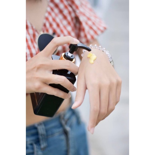 𝐀𝐇𝐀 𝐁𝐎𝐎𝐒𝐓𝐄𝐑 𝐋𝐎𝐓𝐈𝐎𝐍 250ml โลขั่นเอเอชเอ +อัลฟ่าอาร์บูติน +คอลลาเจน