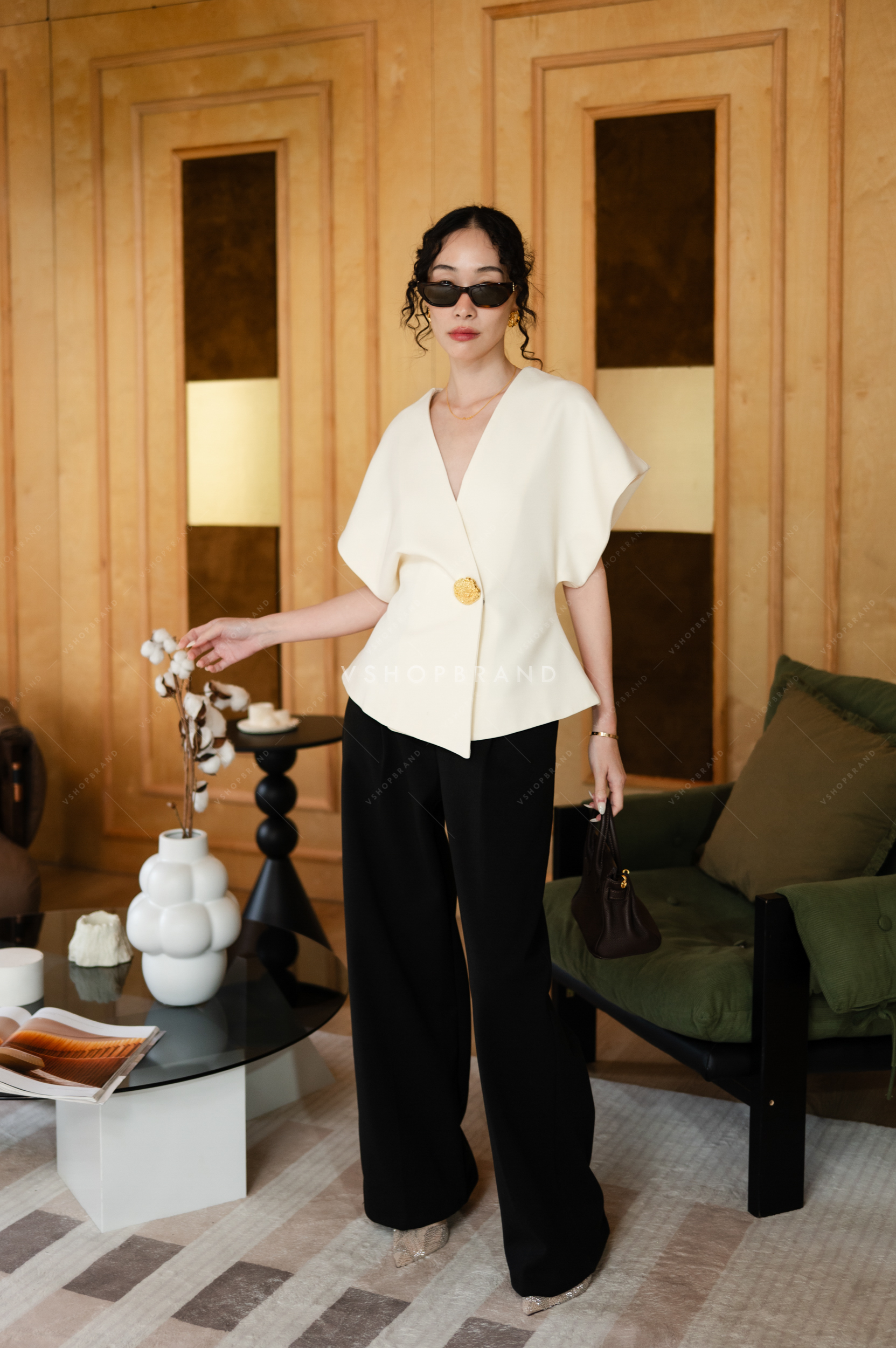 เสื้อแขนทรงแขนไหล่ล้ำกระดุมทอง