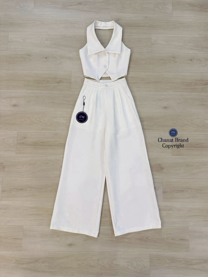 Set 2 ชิ้นสีขาวทั้งชุด ตัวเสื้อคล้องคอ ทรงเข้ารูปมีกระดุมหน้าใช้งานได้จริง ด้านหลังเว้าทรงสวย มาพร้อมกับกางเกงขายาวทรงกระบอกใหญ่ดีเทลจับจับด้านหน้าให้ดูมีมิติ กระดุมและซิปหน้า มีกระเป๋า2ข้าง