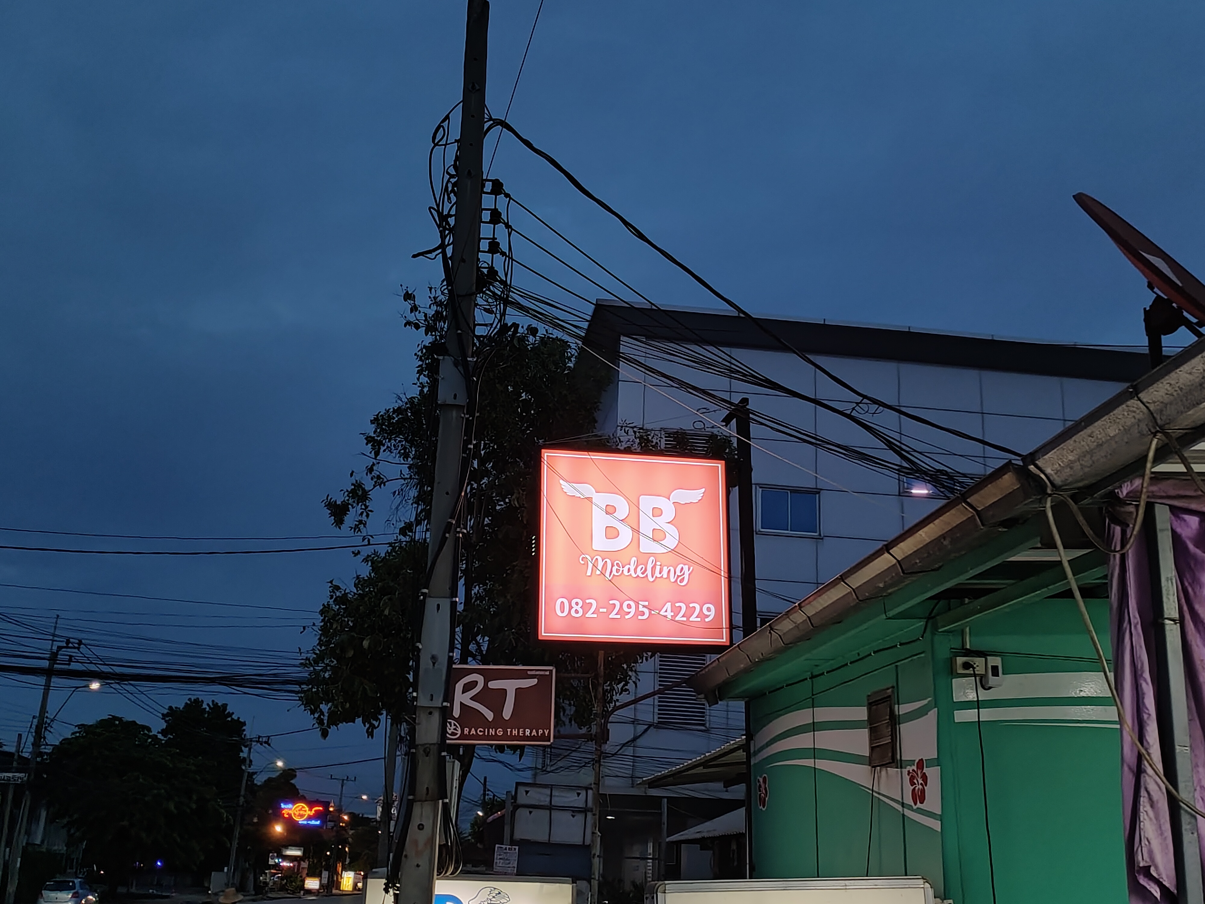 อักษรไฟและกล่องป้ายไฟ