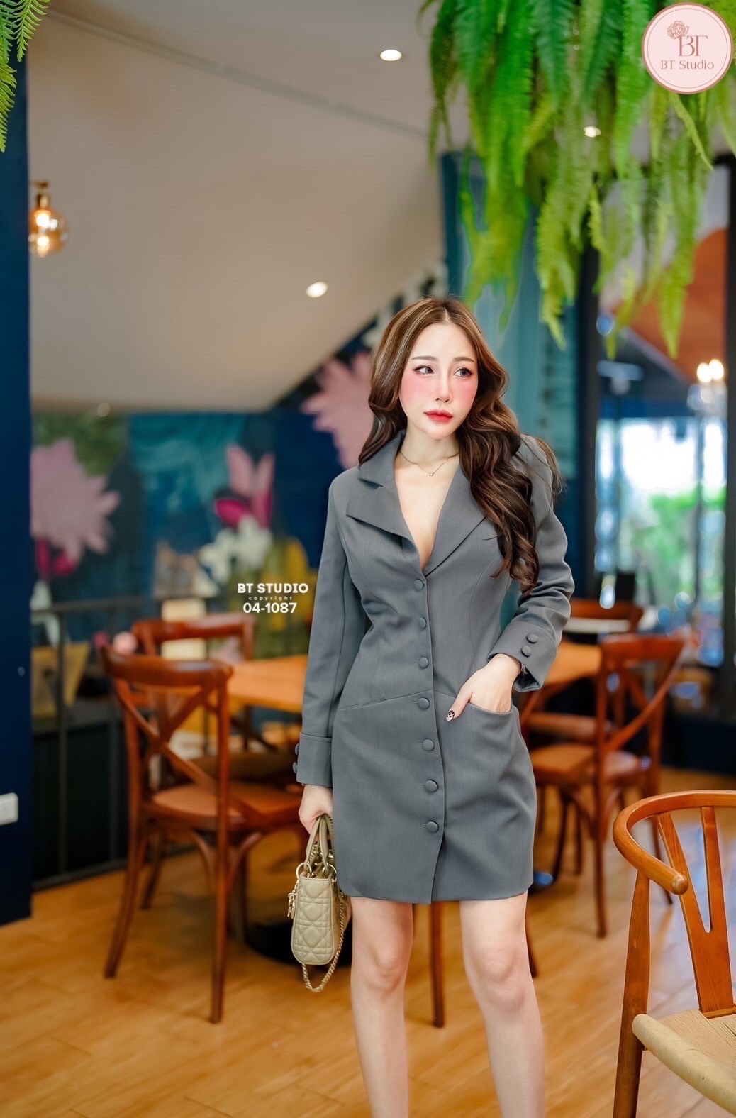 เดรสเบเซอร์คอปกกระดุมหน้า แขนยาวกระเป๋าใช้งานได้จริง งานเนื้อผ้ามีลายในตัวงานสวยมาก เนื้อผ้าดีมีซับในค่ะ