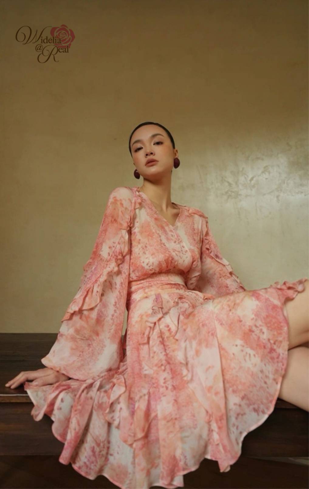 Dress เดรสตัวสั้น ตัวสวย งานเก๋ ใส่สบาย คอวี แขนยาวเย็บระบาย เอวเข้ารูปสวย เย็บระบายรอบตัวกระโปรงดูพริ้วสวย ผ้าพิมพ์ลาย เนื้อผ้าอย่างดี แนะนำเลย รับรองใส่ออกมาไม่ผิดหวัง บอกเลยห้ามพลาดเด็ดขาดงานดีงานสวยจริงต้อง Widelia @ Real